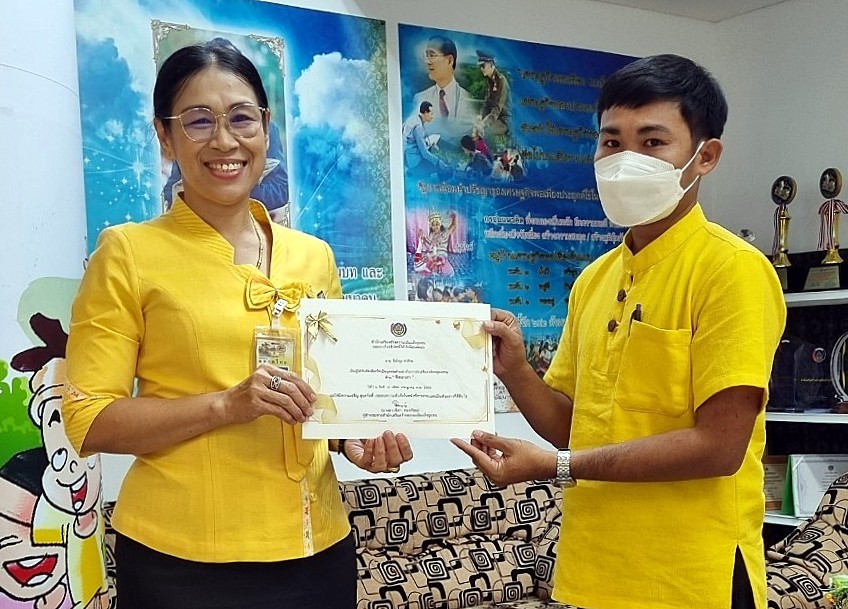 มอบใบประกาศบุคลากรตัวอย่างในการส่งเสริมองค์กรคุณธรรม ของสำนักเสริมสร้างความเข้มแข็งชุมชน
