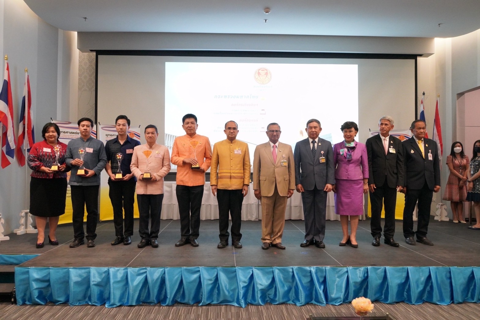 รับรางวัลประเภทองค์กรเกียรติยศ เพื่อยกย่องเชิดชูเกียรติองค์กรภาครัฐ ภาคเอกชน และภาคสังคม ที่บริหารงานโดยยึดหลักคุณธรรมจริยธรรม เป็นองค์กรที่เสริมสร้าง คนดี คนเก่ง คนกล้า และโอกาสสู่สังคมเพื่อพัฒนาชาติไทยอย่างยั่งยืน