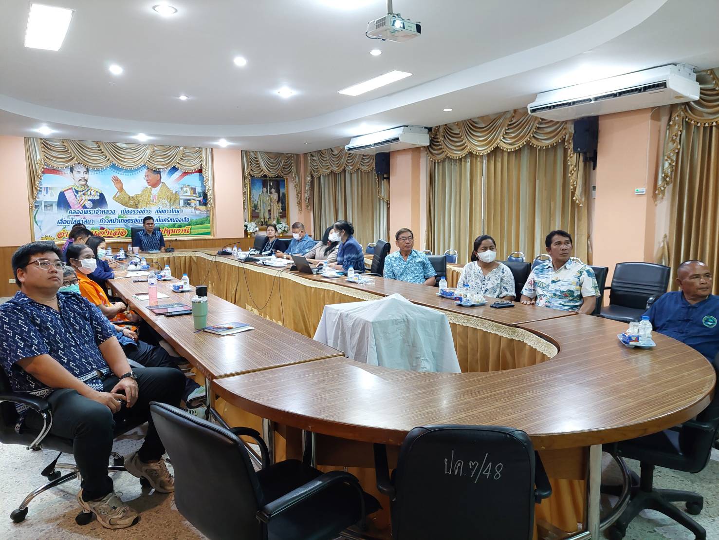 ลงพื้นที่สำนักงานพัฒนาอำเภอหนองเสือ จังหวัดปทุมธานี ติดตาม และสนับสนุนการดำเนินโครงพื้นที่ต้นแบบการพัฒนาคุณภาพชีวิตตามหลักทฤษฎ๊ใหม่ประยุกต์สู่ โคก หนอง นา โมเดล แปลง CLM