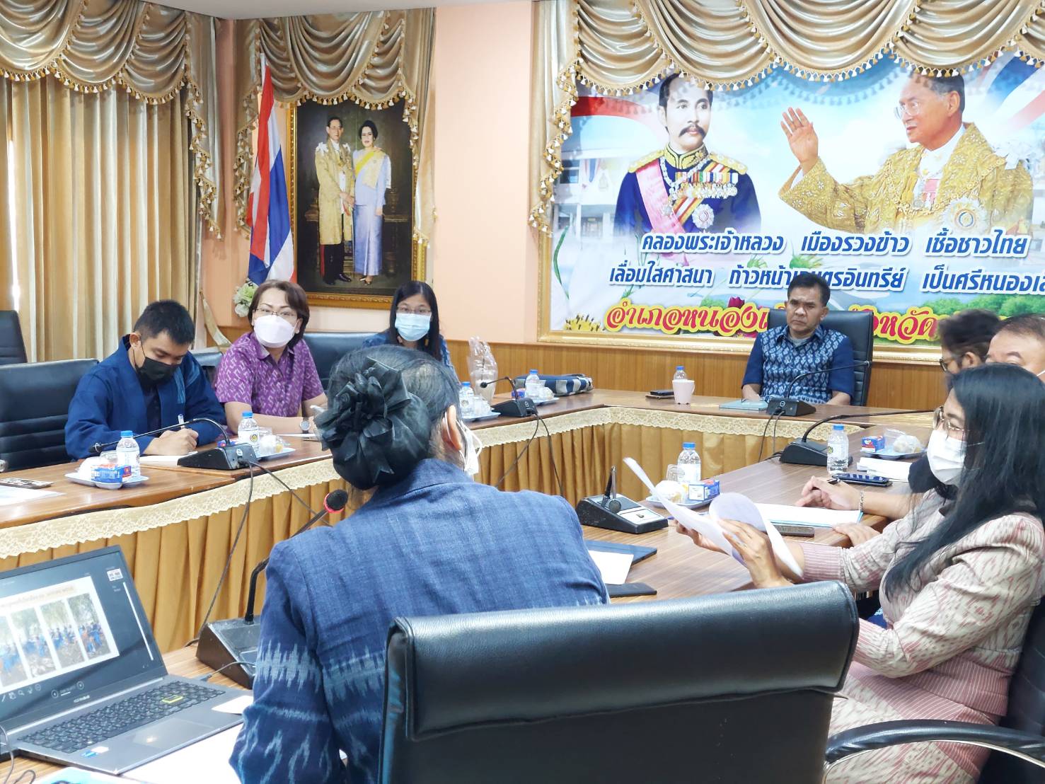ลงพื้นที่สำนักงานพัฒนาอำเภอหนองเสือ จังหวัดปทุมธานี ติดตาม และสนับสนุนการดำเนินโครงพื้นที่ต้นแบบการพัฒนาคุณภาพชีวิตตามหลักทฤษฎ๊ใหม่ประยุกต์สู่ โคก หนอง นา โมเดล แปลง CLM