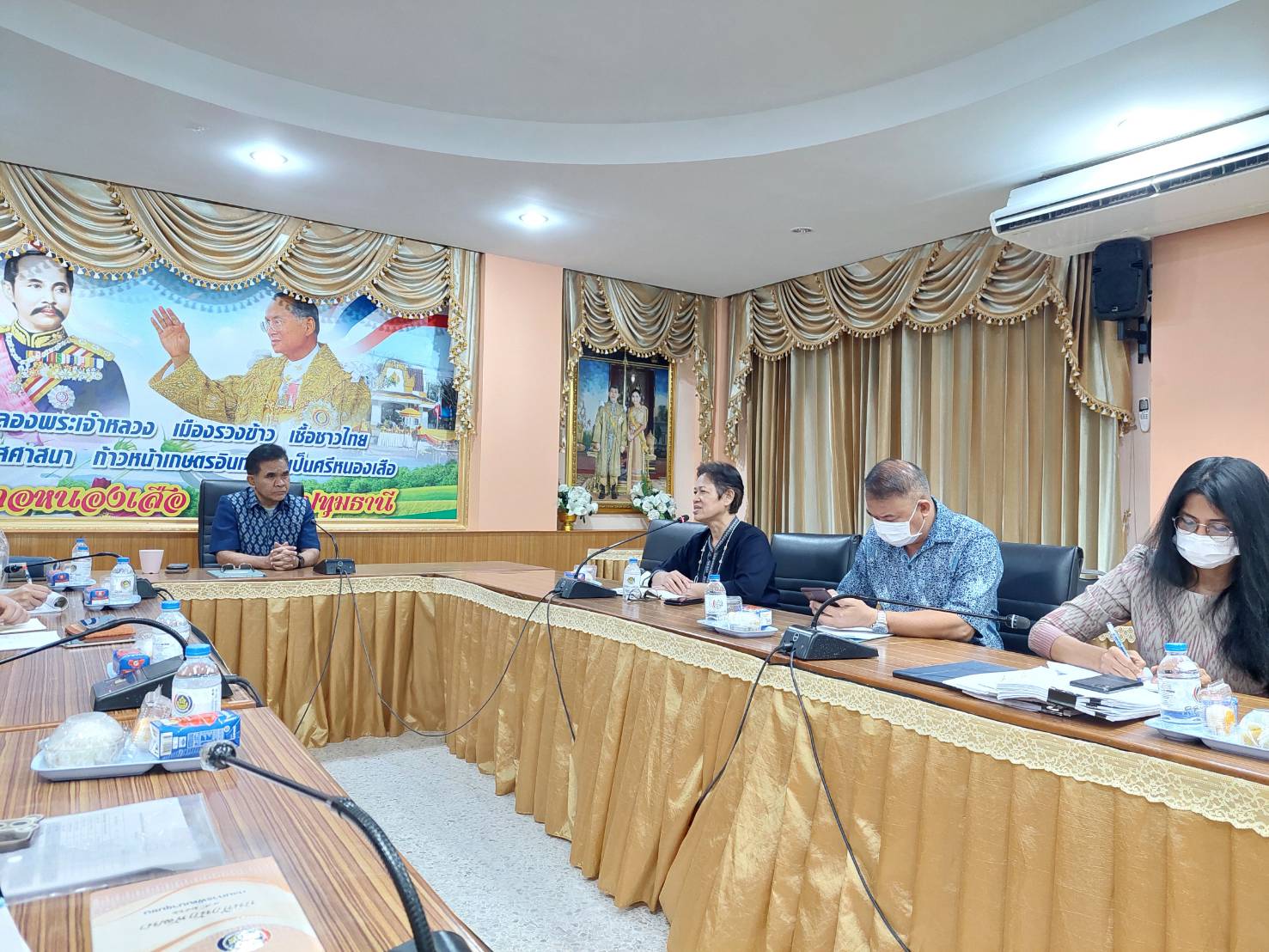 ลงพื้นที่สำนักงานพัฒนาอำเภอหนองเสือ จังหวัดปทุมธานี ติดตาม และสนับสนุนการดำเนินโครงพื้นที่ต้นแบบการพัฒนาคุณภาพชีวิตตามหลักทฤษฎ๊ใหม่ประยุกต์สู่ โคก หนอง นา โมเดล แปลง CLM