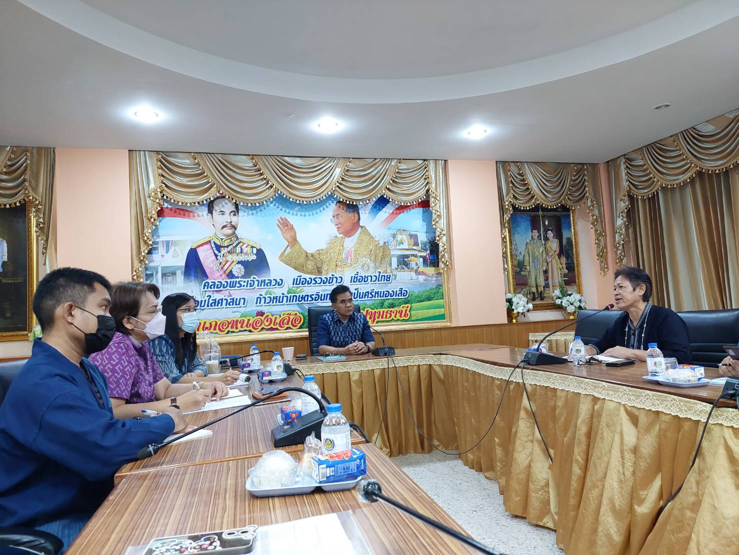 ลงพื้นที่สำนักงานพัฒนาอำเภอหนองเสือ จังหวัดปทุมธานี ติดตาม และสนับสนุนการดำเนินโครงพื้นที่ต้นแบบการพัฒนาคุณภาพชีวิตตามหลักทฤษฎ๊ใหม่ประยุกต์สู่ โคก หนอง นา โมเดล แปลง CLM