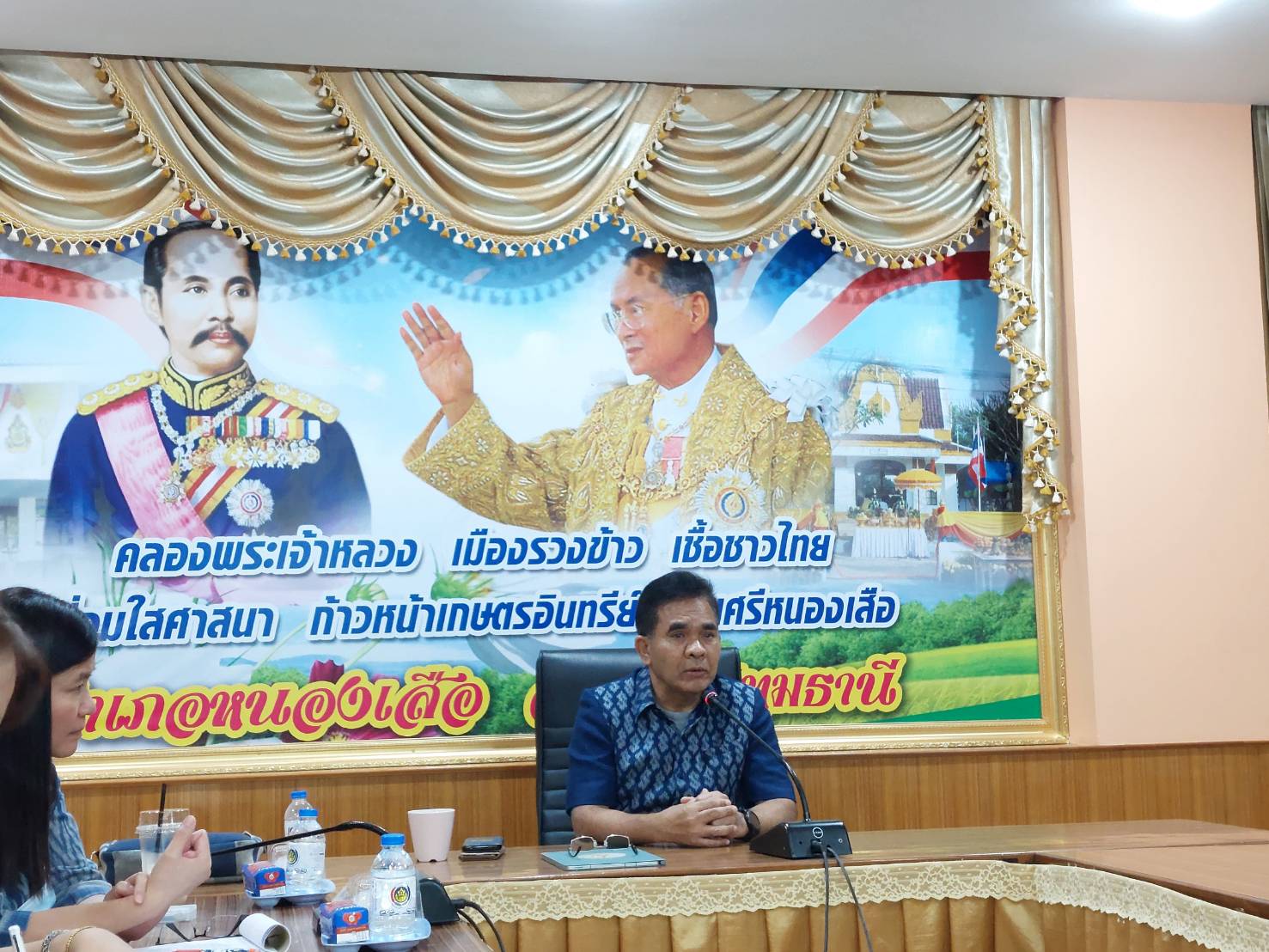 ลงพื้นที่สำนักงานพัฒนาอำเภอหนองเสือ จังหวัดปทุมธานี ติดตาม และสนับสนุนการดำเนินโครงพื้นที่ต้นแบบการพัฒนาคุณภาพชีวิตตามหลักทฤษฎ๊ใหม่ประยุกต์สู่ โคก หนอง นา โมเดล แปลง CLM