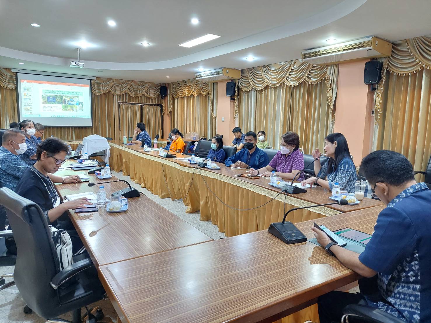 ลงพื้นที่สำนักงานพัฒนาอำเภอหนองเสือ จังหวัดปทุมธานี ติดตาม และสนับสนุนการดำเนินโครงพื้นที่ต้นแบบการพัฒนาคุณภาพชีวิตตามหลักทฤษฎ๊ใหม่ประยุกต์สู่ โคก หนอง นา โมเดล แปลง CLM