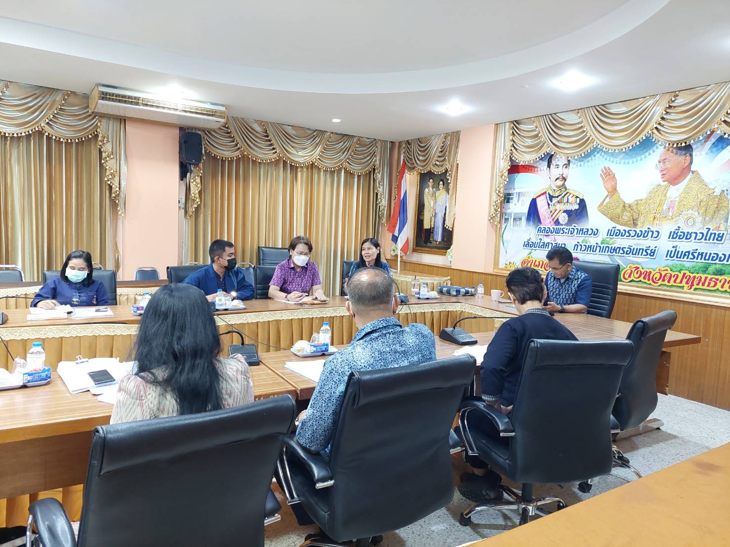 ลงพื้นที่สำนักงานพัฒนาอำเภอหนองเสือ จังหวัดปทุมธานี ติดตาม และสนับสนุนการดำเนินโครงพื้นที่ต้นแบบการพัฒนาคุณภาพชีวิตตามหลักทฤษฎ๊ใหม่ประยุกต์สู่ โคก หนอง นา โมเดล แปลง CLM
