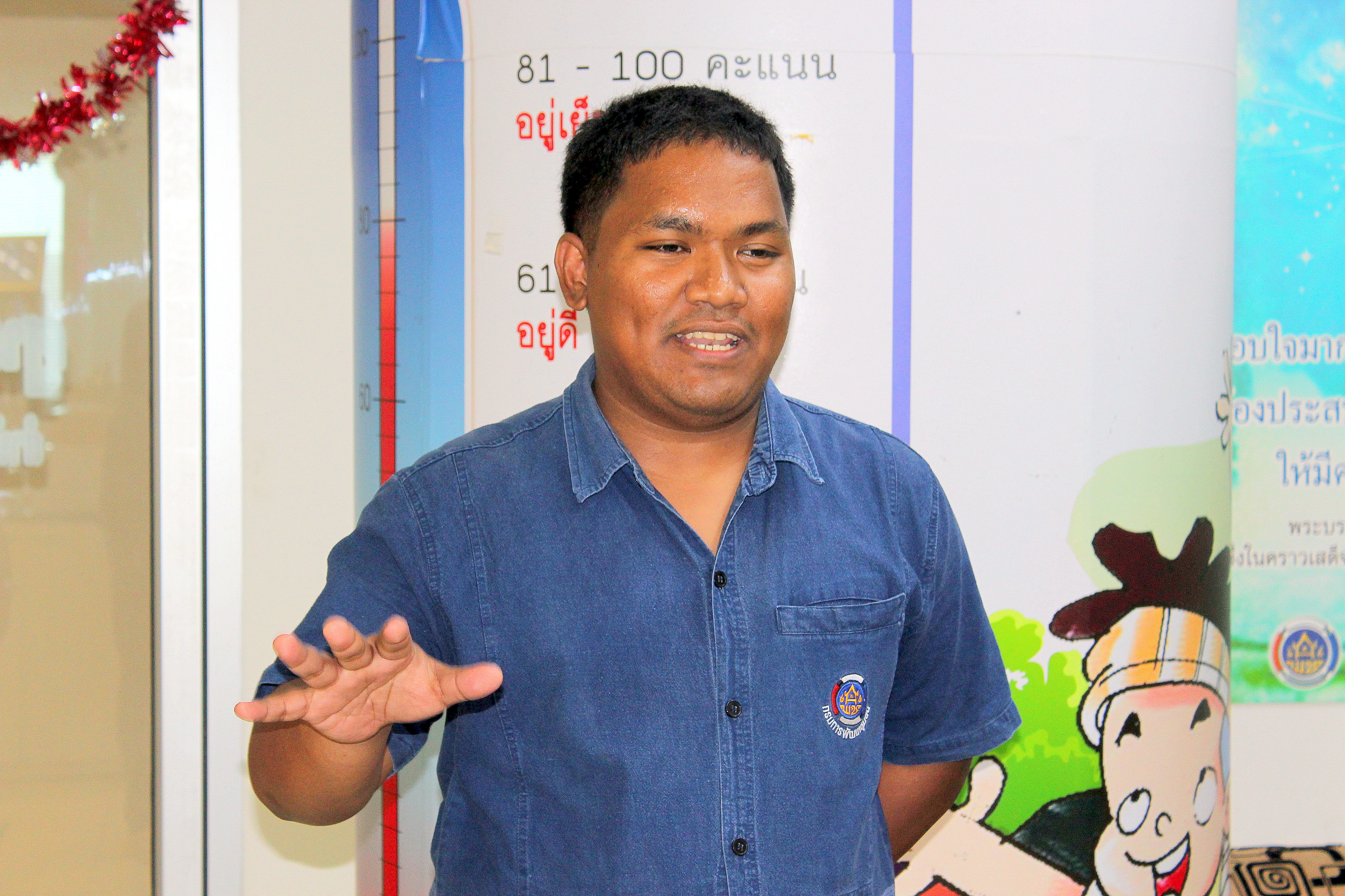 ร่วมมอบของที่ระลึกเพื่อร่วมแสดงความยินดีในการไปศึกษาต่อต่างประเทศ