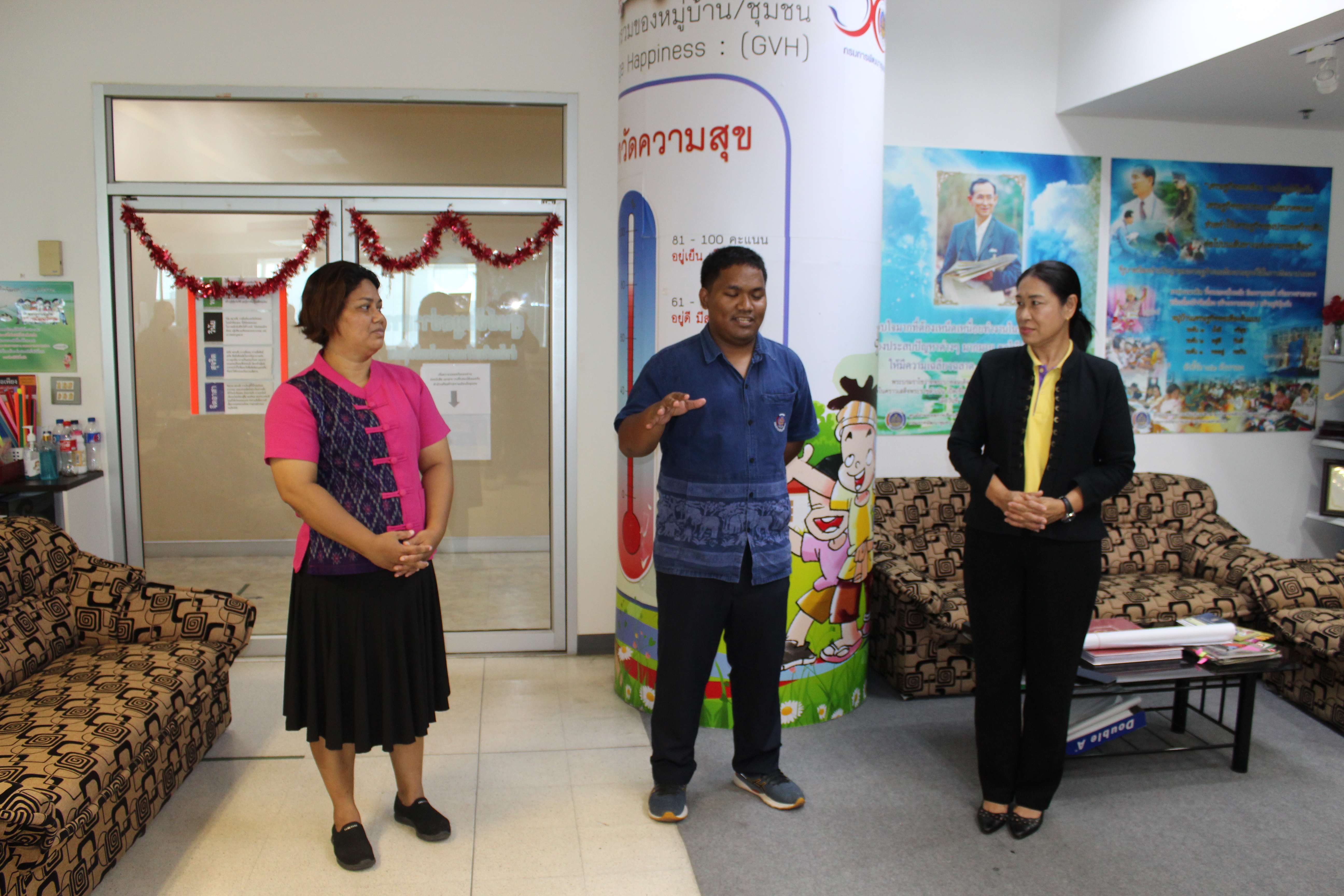 ร่วมมอบของที่ระลึกเพื่อร่วมแสดงความยินดีในการไปศึกษาต่อต่างประเทศ
