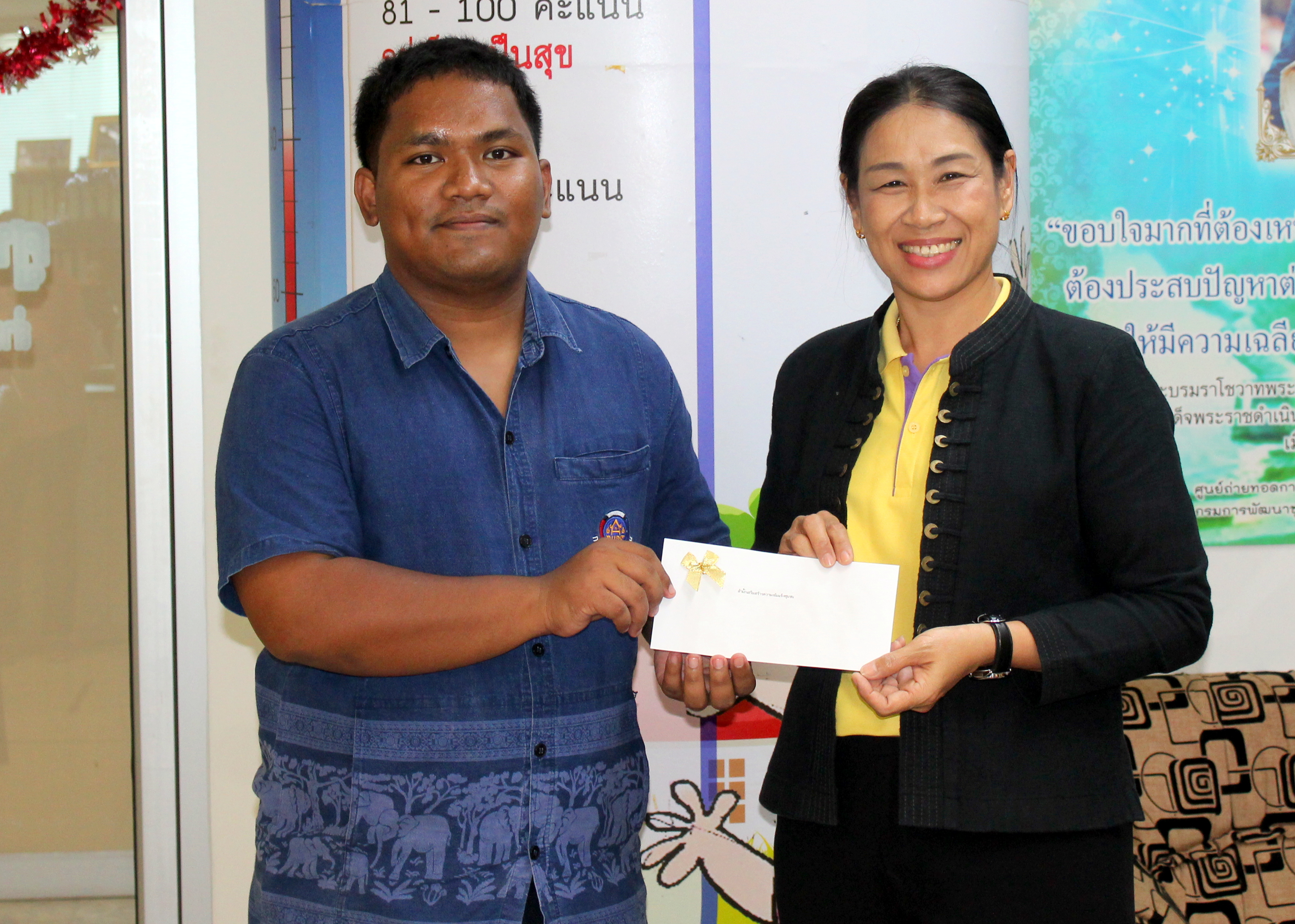 ร่วมมอบของที่ระลึกเพื่อร่วมแสดงความยินดีในการไปศึกษาต่อต่างประเทศ