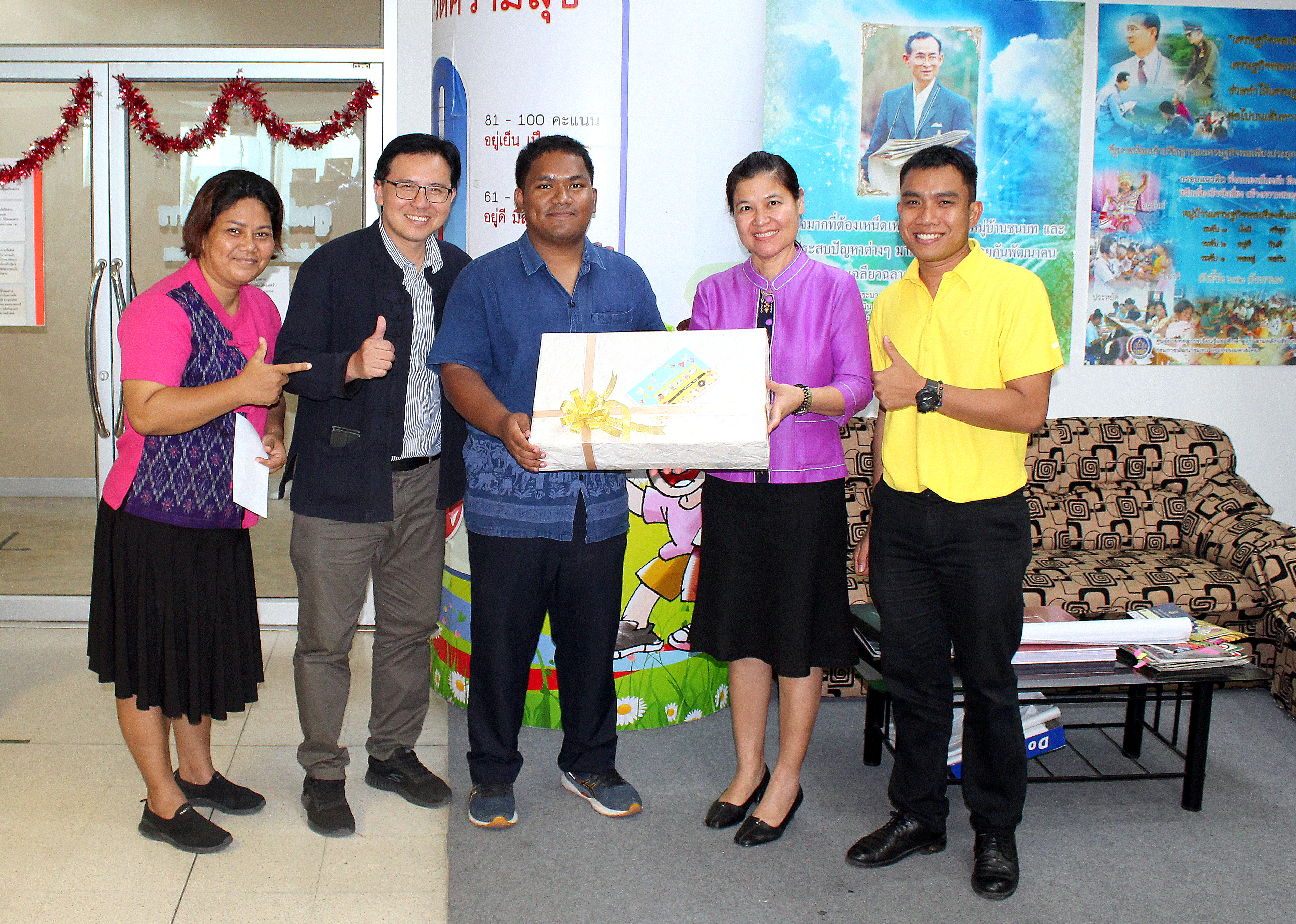 ร่วมมอบของที่ระลึกเพื่อร่วมแสดงความยินดีในการไปศึกษาต่อต่างประเทศ