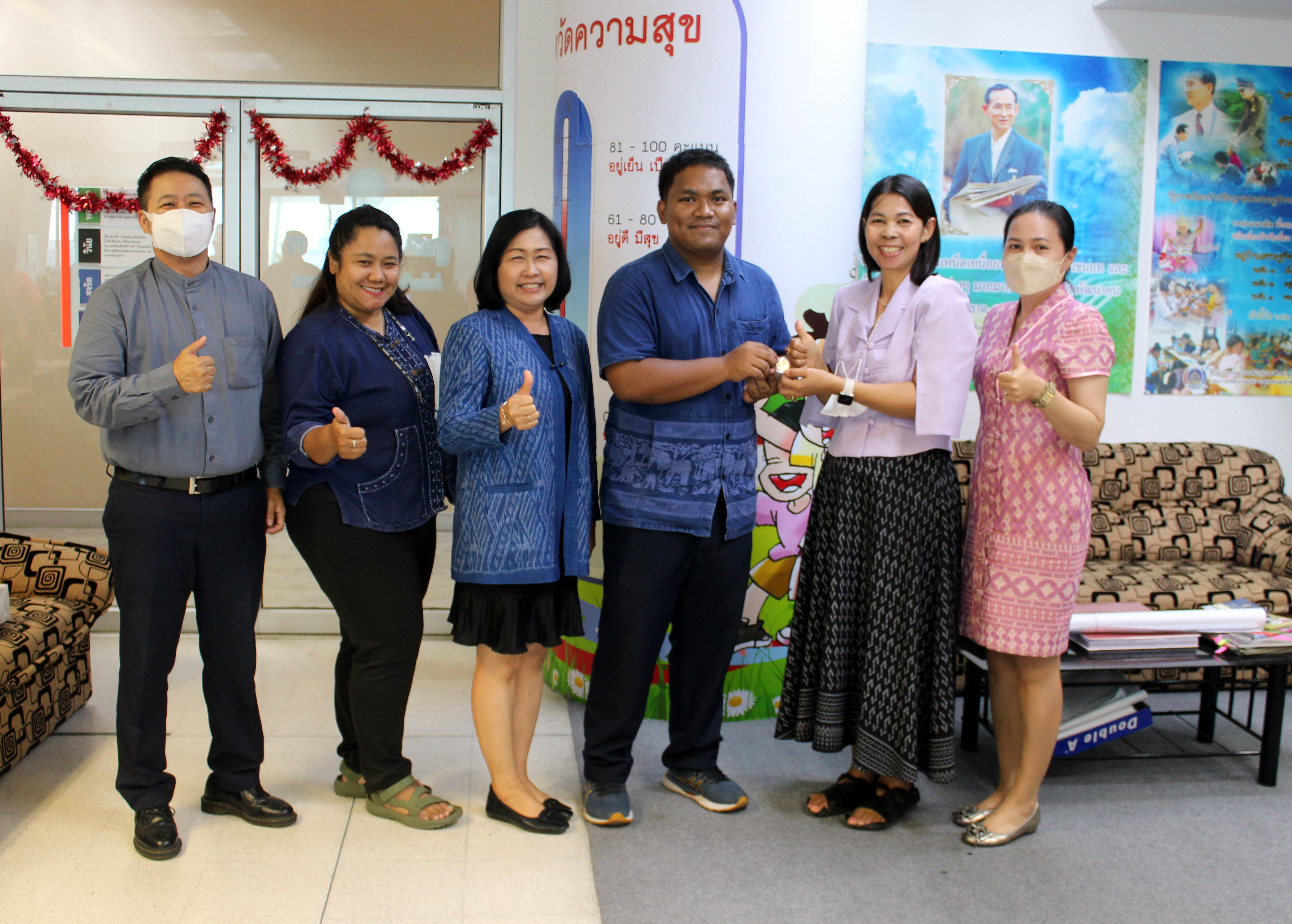 ร่วมมอบของที่ระลึกเพื่อร่วมแสดงความยินดีในการไปศึกษาต่อต่างประเทศ