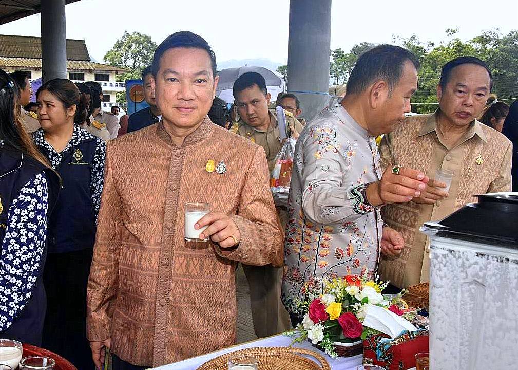 ปลัด มท. ลงพื้นที่ตรวจเยี่ยมโครงการตำบลเข้มแข็งตามหลักปรัชญาของเศรษฐกิจพอเพียง “ตำบลหงาว” จังหวัดระนอง เน้นย้ำ สิ่งสำคัญต้องมีการถ่ายทอดส่งต่อสิ่งที่ดีงามไปสู่รุ่นลูก รุ่นหลาน คนรุ่นต่อไป เพื่อให้ได้รับการสืบสานอย่างยั่งยืน