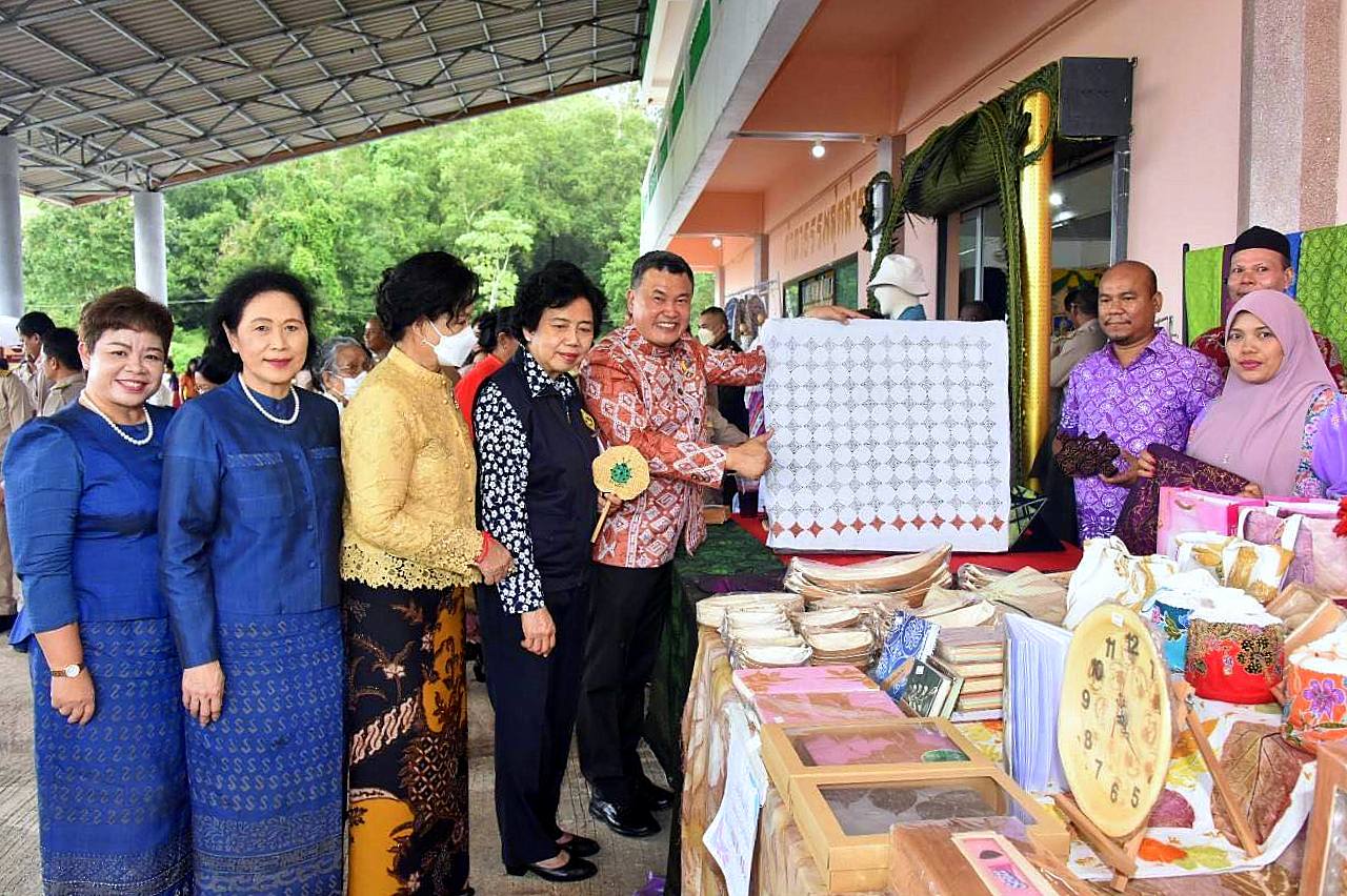 ปลัด มท. ลงพื้นที่ตรวจเยี่ยมโครงการตำบลเข้มแข็งตามหลักปรัชญาของเศรษฐกิจพอเพียง “ตำบลหงาว” จังหวัดระนอง เน้นย้ำ สิ่งสำคัญต้องมีการถ่ายทอดส่งต่อสิ่งที่ดีงามไปสู่รุ่นลูก รุ่นหลาน คนรุ่นต่อไป เพื่อให้ได้รับการสืบสานอย่างยั่งยืน
