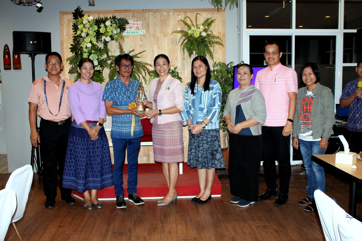 “ร่วมมอบของที่ระลึกแสดงความยินดี “กิจกรรมสร้างความผาสุกขององค์กร