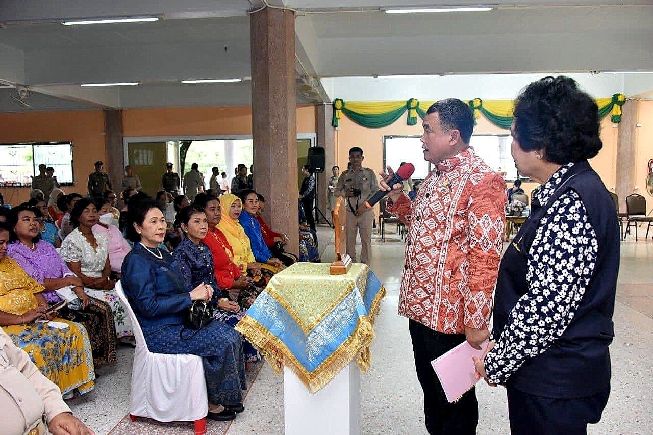 ปลัด มท. ลงพื้นที่ตรวจเยี่ยมโครงการตำบลเข้มแข็งตามหลักปรัชญาของเศรษฐกิจพอเพียง “ตำบลหงาว” จังหวัดระนอง เน้นย้ำ สิ่งสำคัญต้องมีการถ่ายทอดส่งต่อสิ่งที่ดีงามไปสู่รุ่นลูก รุ่นหลาน คนรุ่นต่อไป เพื่อให้ได้รับการสืบสานอย่างยั่งยืน