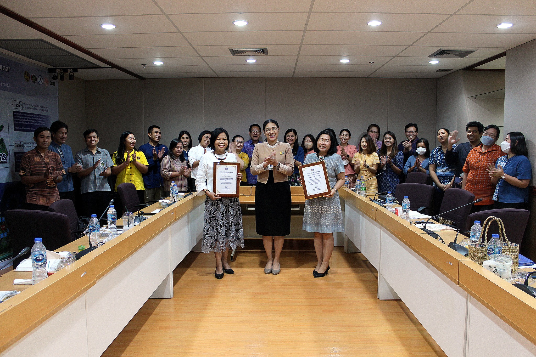 ร่วมแสดงความยินดี และมอบใบประกาศเกียรติคุณข้าราชการและลูกจ้างประจำที่ปฏิบัติราชการครบ”25 ปี” ประจำปี 2566
