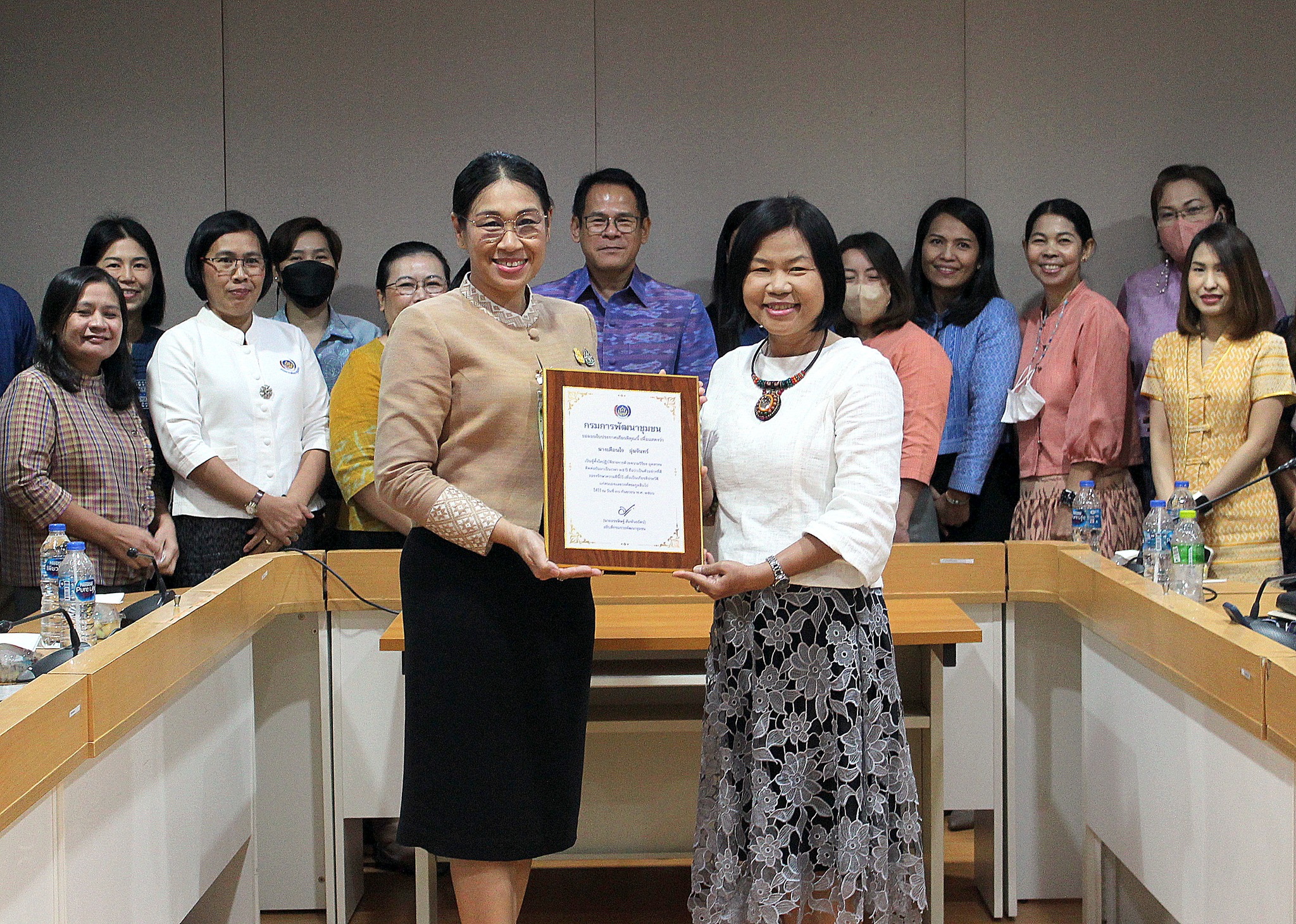 ร่วมแสดงความยินดี และมอบใบประกาศเกียรติคุณข้าราชการและลูกจ้างประจำที่ปฏิบัติราชการครบ”25 ปี” ประจำปี 2566