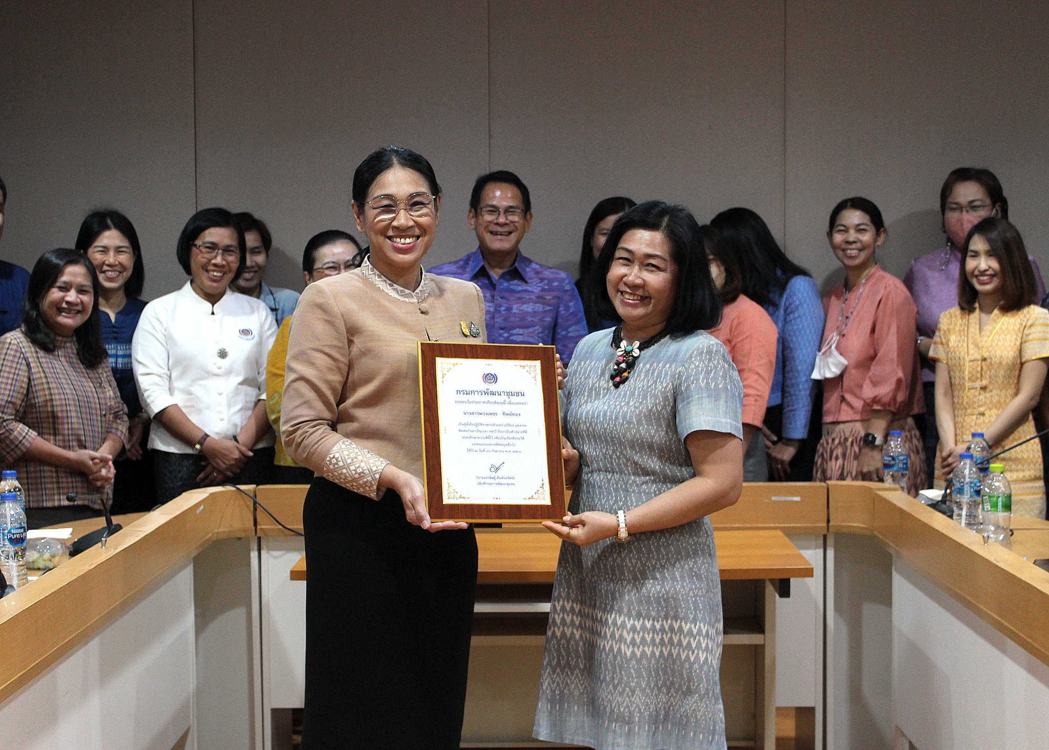 ร่วมแสดงความยินดี และมอบใบประกาศเกียรติคุณข้าราชการและลูกจ้างประจำที่ปฏิบัติราชการครบ”25 ปี” ประจำปี 2566