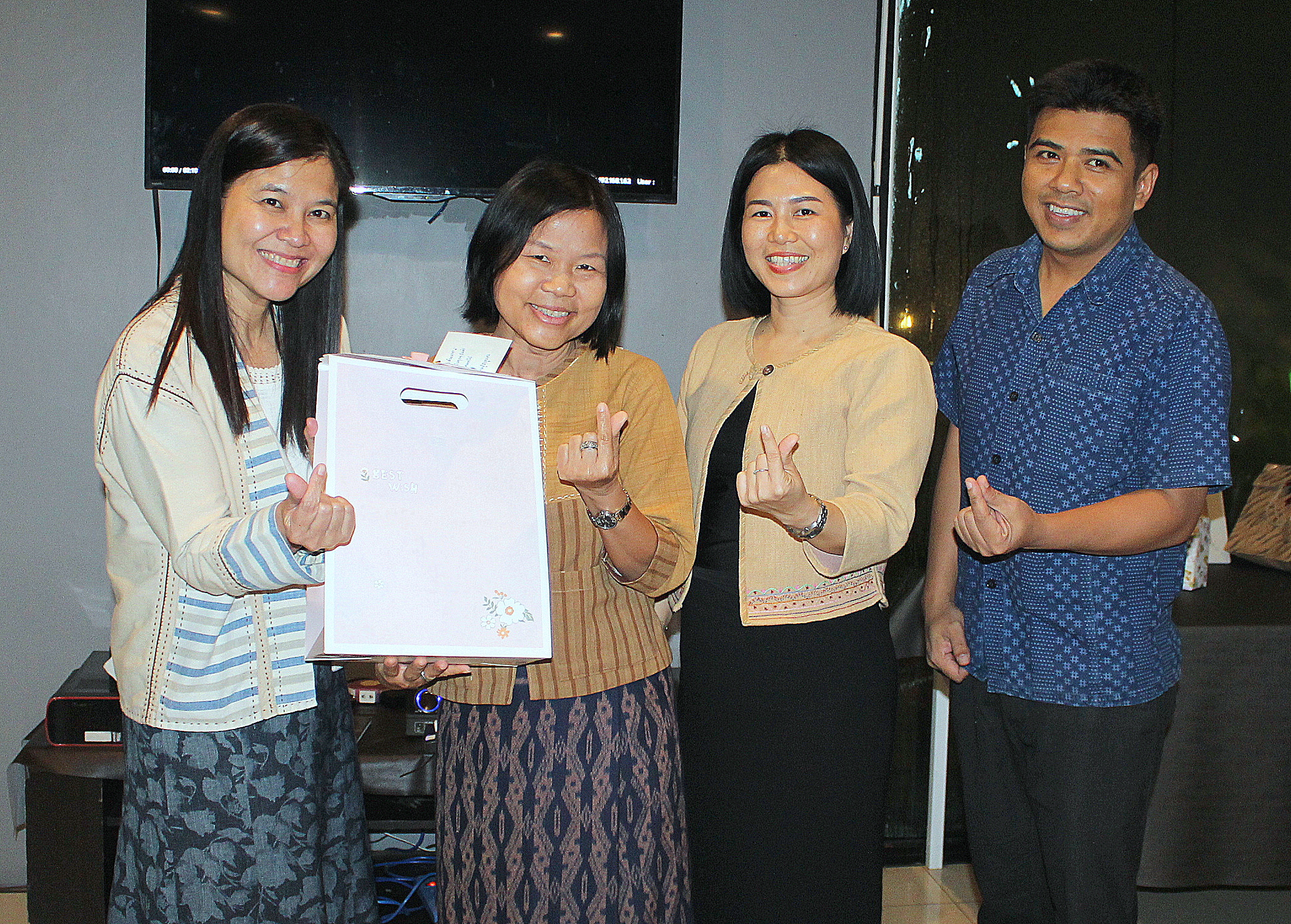 ร่วมมอบของที่ระลึกแสดงความยินดี
