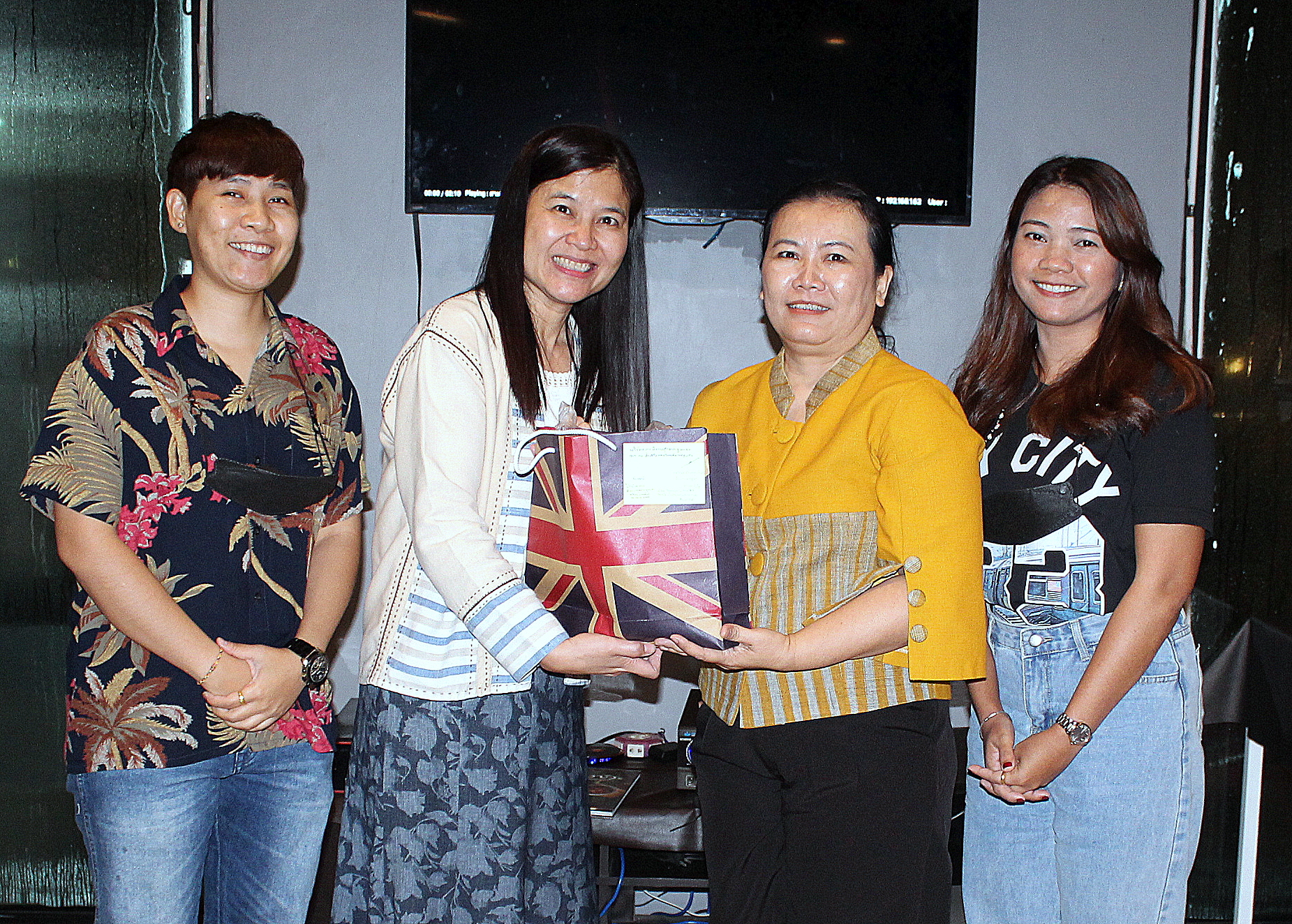 ร่วมมอบของที่ระลึกแสดงความยินดี