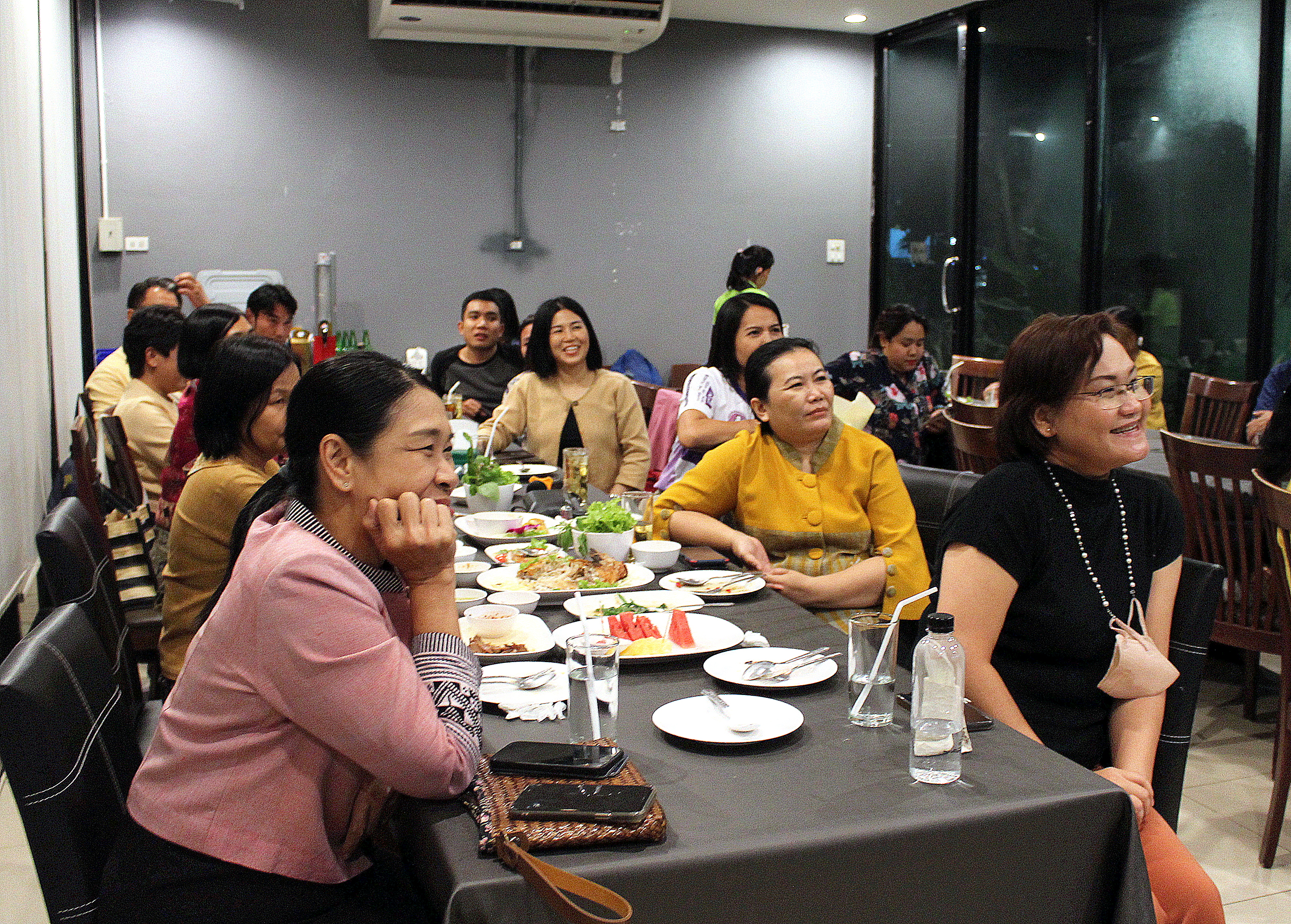 ร่วมมอบของที่ระลึกแสดงความยินดี