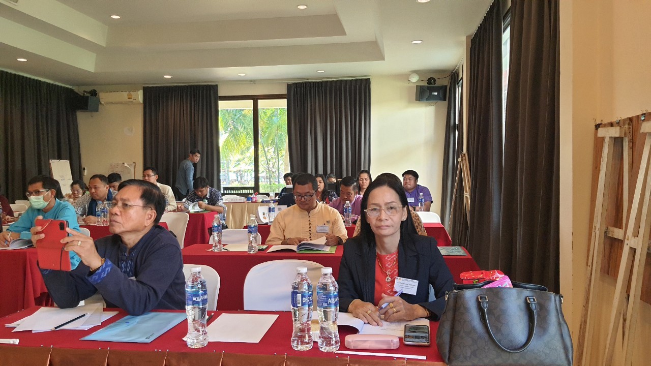 การประชุมเชิงปฏิบัติการพัฒนาศักยภาพเจ้าหน้าที่พัฒนาชุมชนผู้รับผิดชอบงานพัฒนาหมู่บ้านคนรักช้าง ตามโครงการพัฒนาหมู่บ้านเศรษฐกิจพอเพียง