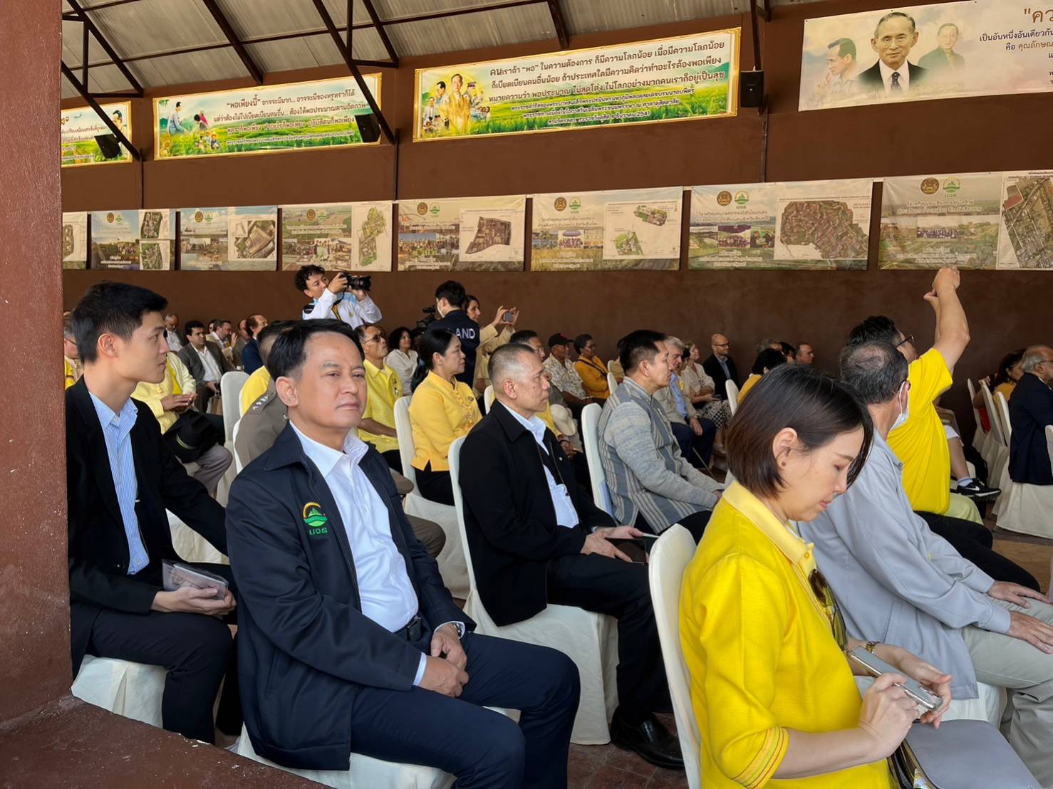 พช.ร่วมต้อนรับและสนับสนุนข้อมูลให้แก่คณะทูต และกงสุลต่างประเทศประจำประเทศไทย ในโอกาสศึกษาดูงาน ศูนย์เรียนรู้การพัฒนาคุณภาพชีวิตตามหลักทฤษฎีใหม่ ประยุกต์สู่   “  โคก หนอง นา  ”  พุทธอุทยานดอยอินทรีย์