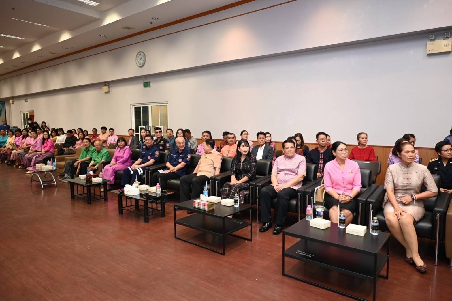 มอบวัสดุอุปกรณ์สนับสนุนการประกอบอาชีพให้แก่ครัวเรือนเป้าหมายของจังหวัดขอนแก่น