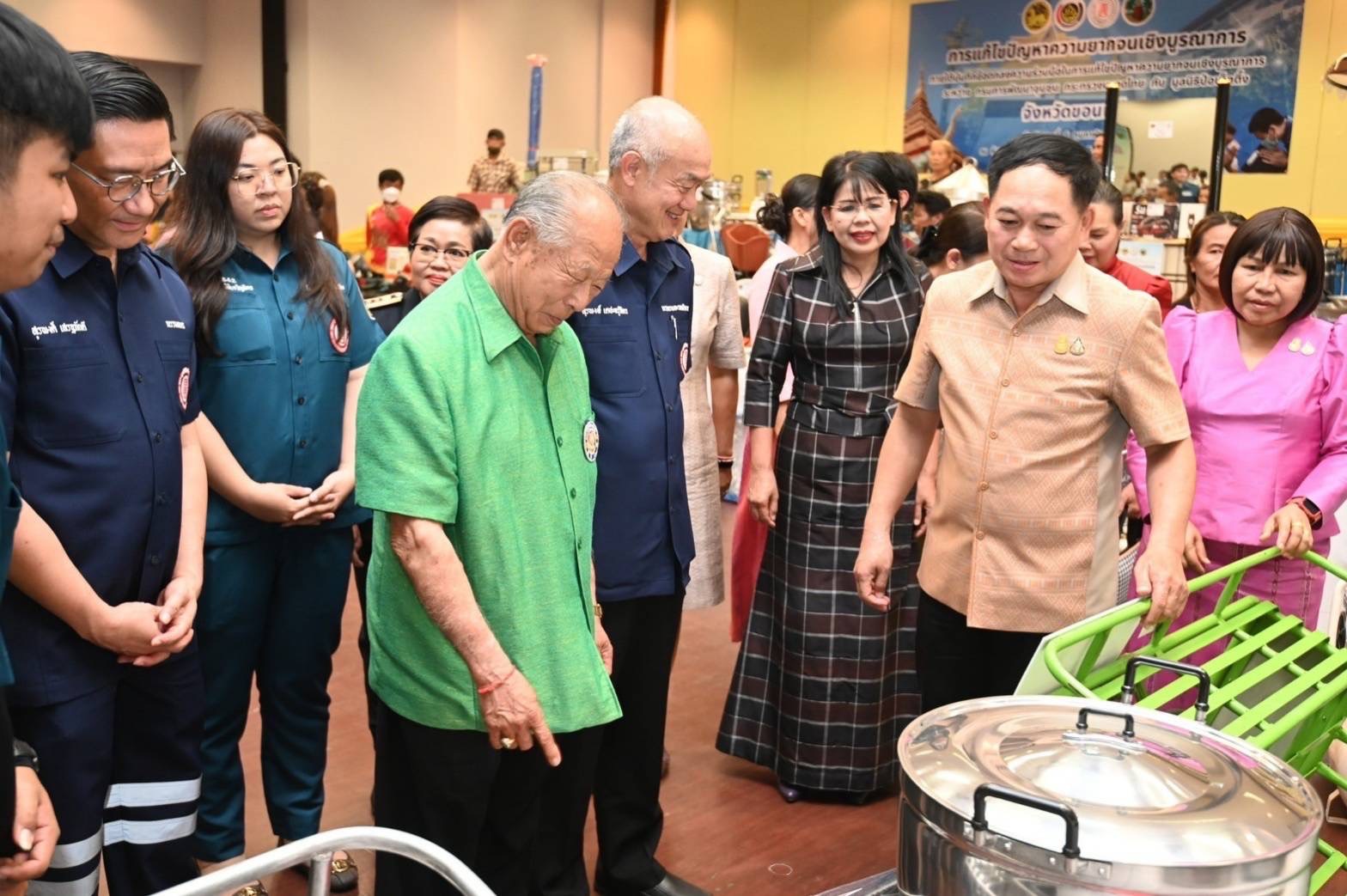 มอบวัสดุอุปกรณ์สนับสนุนการประกอบอาชีพให้แก่ครัวเรือนเป้าหมายของจังหวัดขอนแก่น
