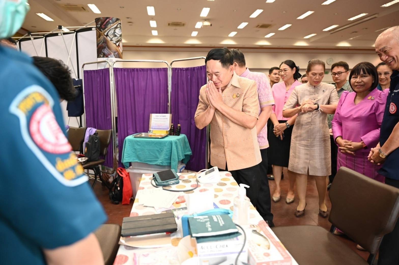 มอบวัสดุอุปกรณ์สนับสนุนการประกอบอาชีพให้แก่ครัวเรือนเป้าหมายของจังหวัดขอนแก่น