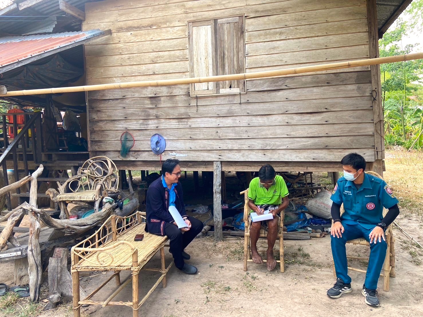 กรมการพัฒนาชุมชน ร่วมกับ มูลนิธิป่อเต็กตึ้ง ลงพื้นที่จัดเก็บข้อมูลครัวเรือนยากจนเป้าหมายสนับสนุนวัสดุอุปกรณ์ประกอบอาชีพ จังหวัดมุกดาหาร