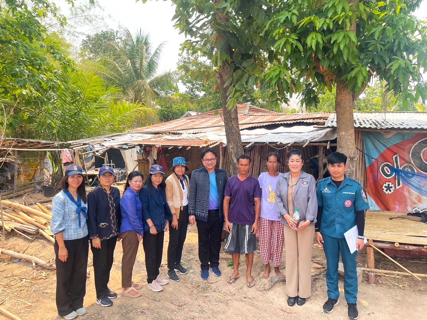 กรมการพัฒนาชุมชน ร่วมกับ มูลนิธิป่อเต็กตึ้ง ลงพื้นที่จัดเก็บข้อมูลครัวเรือนยากจนเป้าหมายสนับสนุนวัสดุอุปกรณ์ประกอบอาชีพ จังหวัดมุกดาหาร