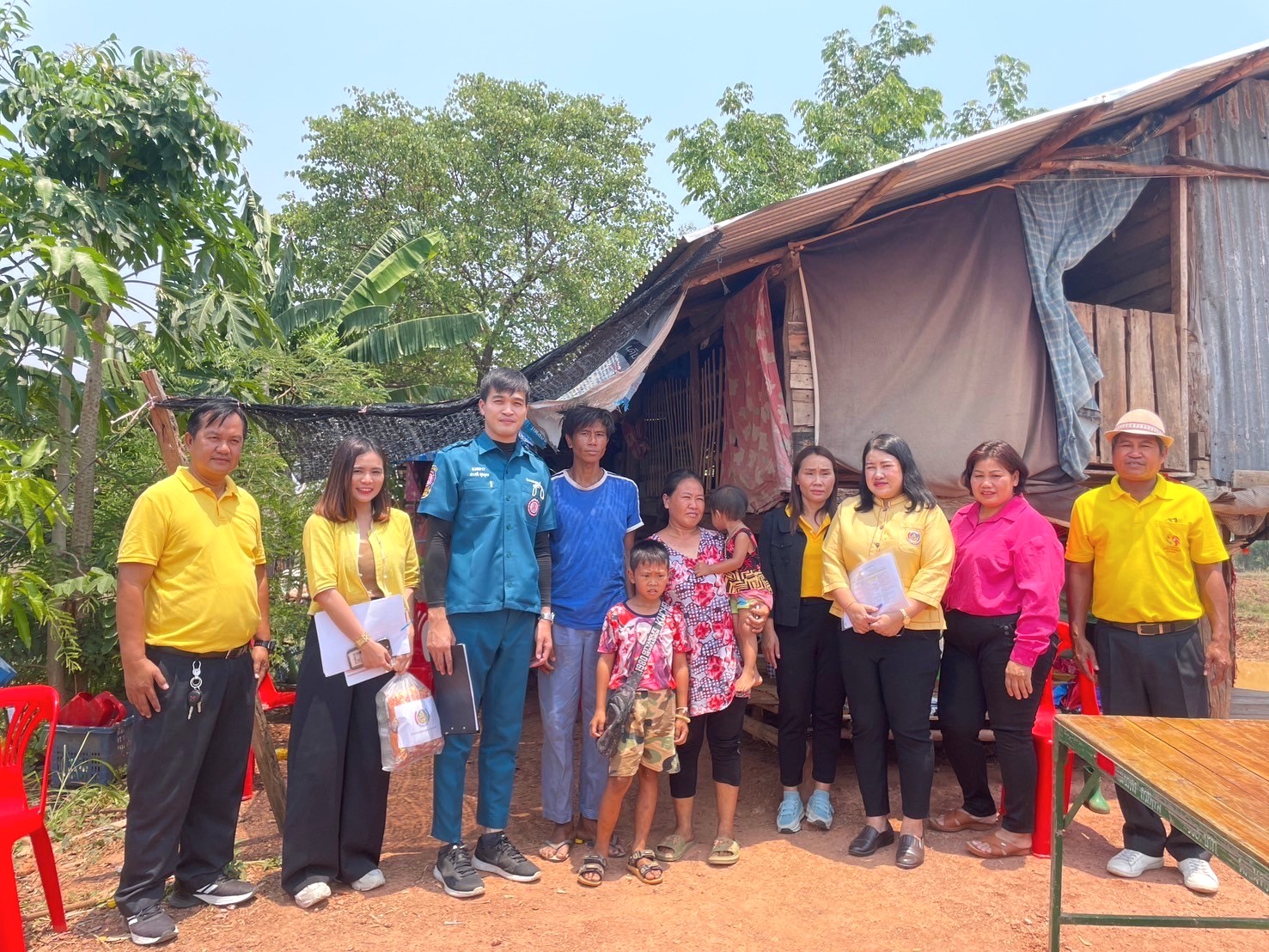 กรมการพัฒนาชุมชน ร่วมกับ มูลนิธิป่อเต็กตึ้ง ลงพื้นที่จัดเก็บข้อมูลครัวเรือนยากจนเป้าหมายสนับสนุนวัสดุอุปกรณ์ประกอบอาชีพ จังหวัดนครพนม
