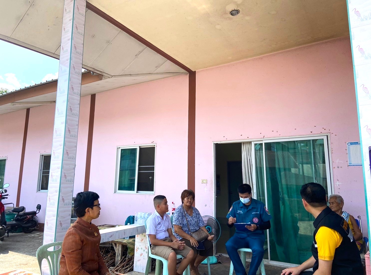 กรมการพัฒนาชุมชน ร่วมกับ มูลนิธิป่อเต็กตึ้ง ลงพื้นที่จัดเก็บข้อมูลครัวเรือนยากจนเป้าหมายสนับสนุนวัสดุอุปกรณ์ประกอบอาชีพ จังหวัดหนองคาย