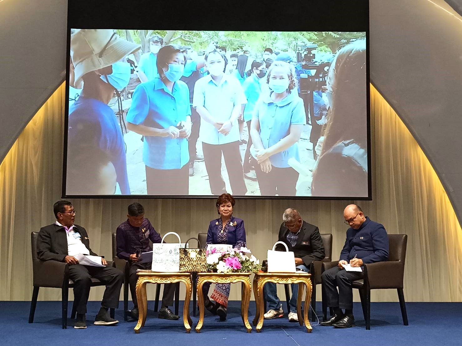 การประชุมเชิงปฏิบัติการเสริมสร้างศักยภาพคณะกรรมการชมรมผู้นําอาสาพัฒนาชุมชน