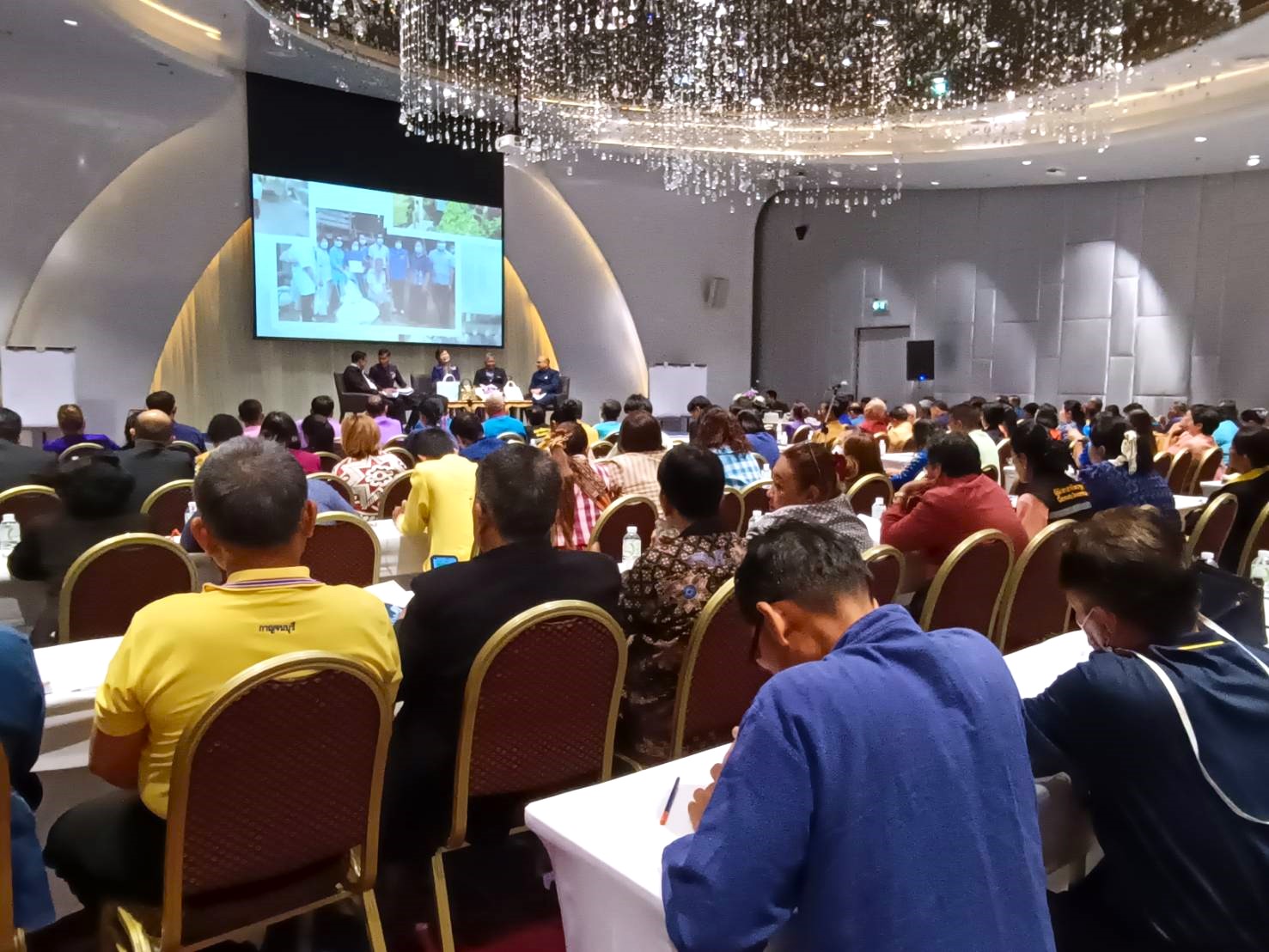 การประชุมเชิงปฏิบัติการเสริมสร้างศักยภาพคณะกรรมการชมรมผู้นําอาสาพัฒนาชุมชน