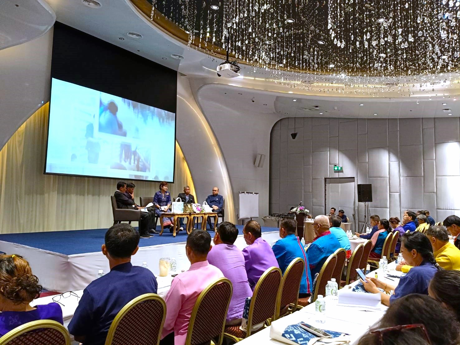 การประชุมเชิงปฏิบัติการเสริมสร้างศักยภาพคณะกรรมการชมรมผู้นําอาสาพัฒนาชุมชน