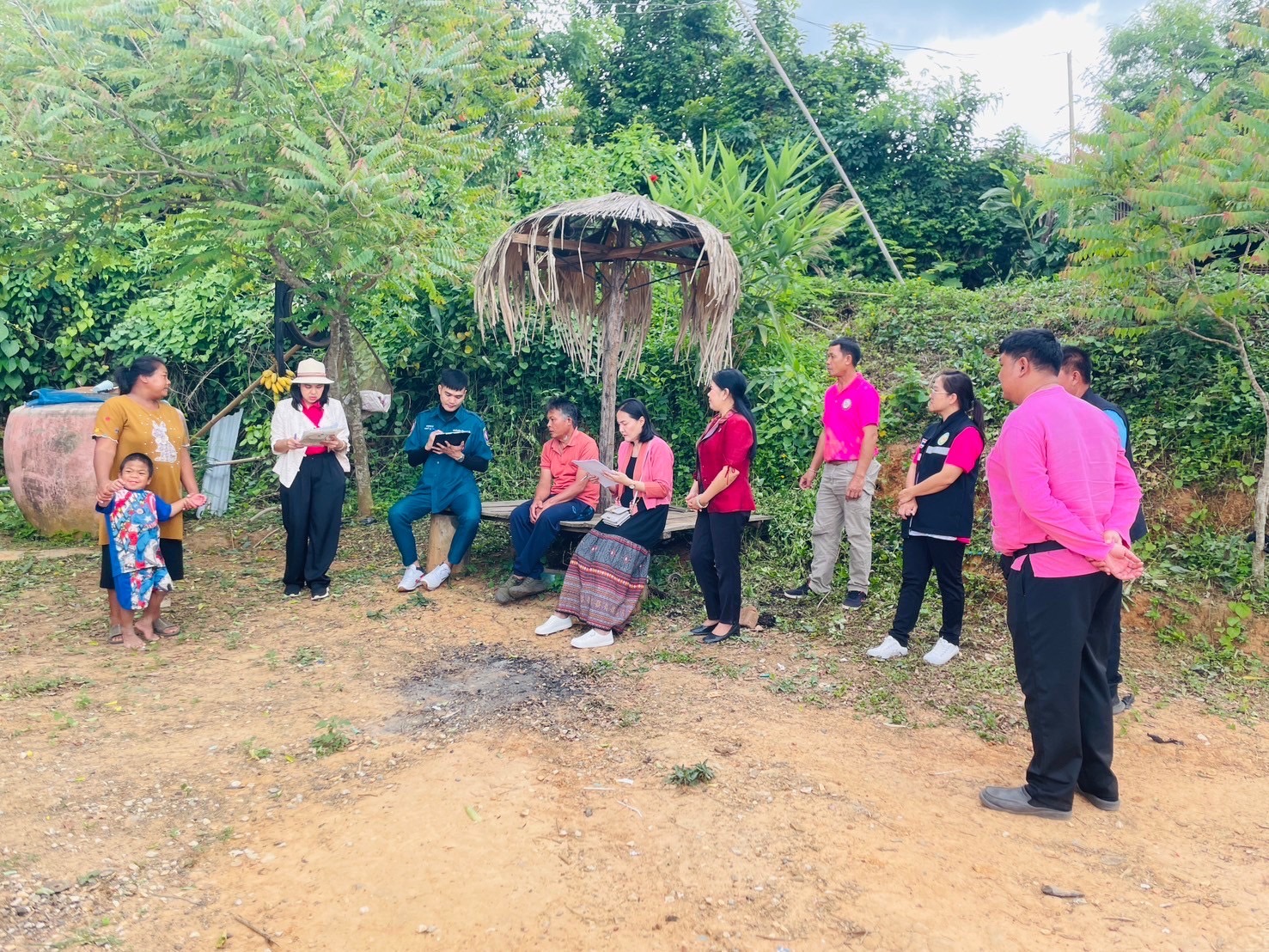 กรมการพัฒนาชุมชน ร่วมกับ มูลนิธิป่อเต็กตึ้ง ลงพื้นที่จัดเก็บข้อมูลครัวเรือนยากจนเป้าหมายสนับสนุนวัสดุอุปกรณ์ประกอบอาชีพ จังหวัดเลย