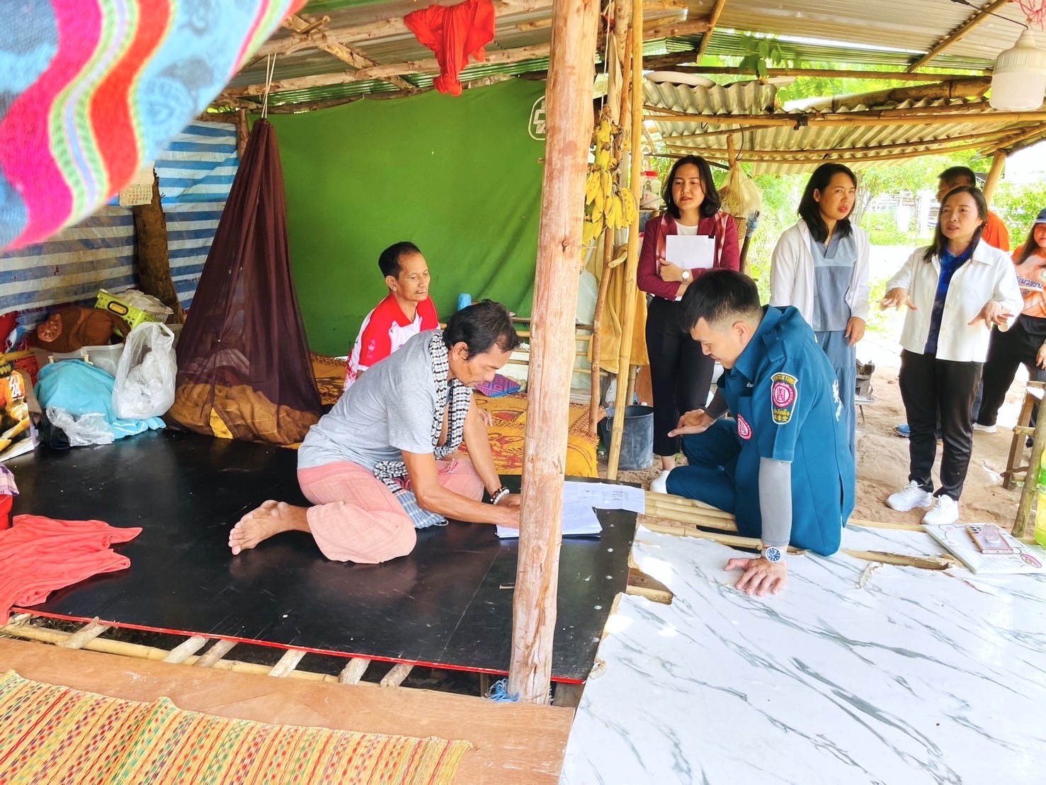 กรมการพัฒนาชุมชน ร่วมกับ มูลนิธิป่อเต็กตึ้ง ลงพื้นที่จัดเก็บข้อมูลครัวเรือนยากจนเป้าหมายสนับสนุนวัสดุอุปกรณ์ประกอบอาชีพ จังหวัดเลย