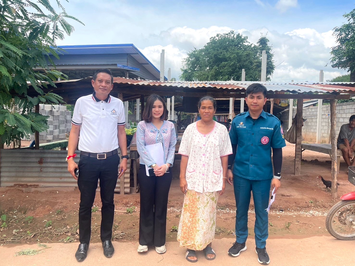 กรมการพัฒนาชุมชน ร่วมกับ มูลนิธิป่อเต็กตึ้ง ลงพื้นที่จัดเก็บข้อมูลครัวเรือนยากจนเป้าหมายสนับสนุนวัสดุอุปกรณ์ประกอบอาชีพ จังหวัดเลย