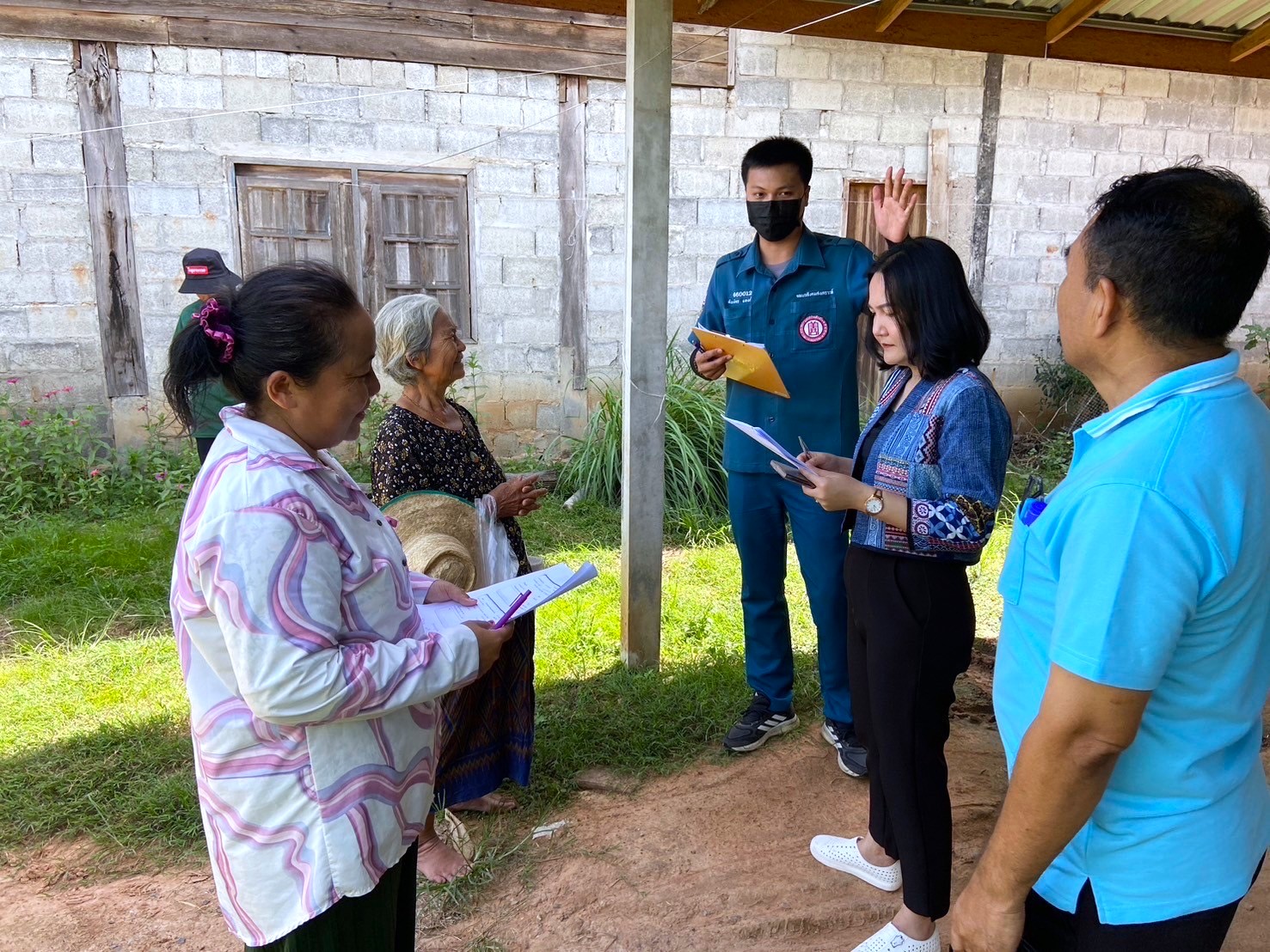 🤝กรมการพัฒนาชุมชน ร่วมกับ มูลนิธิป่อเต็กตึ้ง ลงพื้นที่จัดเก็บข้อมูลครัวเรือนยากจนเป้าหมายสนับสนุนวัสดุอุปกรณ์ประกอบอาชีพ จังหวัดหนองบัวลำภู 🤝