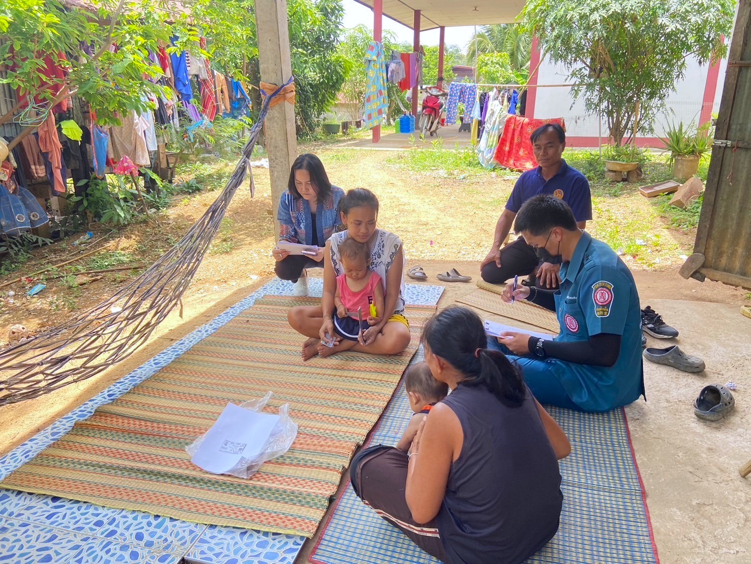 🤝กรมการพัฒนาชุมชน ร่วมกับ มูลนิธิป่อเต็กตึ้ง ลงพื้นที่จัดเก็บข้อมูลครัวเรือนยากจนเป้าหมายสนับสนุนวัสดุอุปกรณ์ประกอบอาชีพ จังหวัดหนองบัวลำภู 🤝