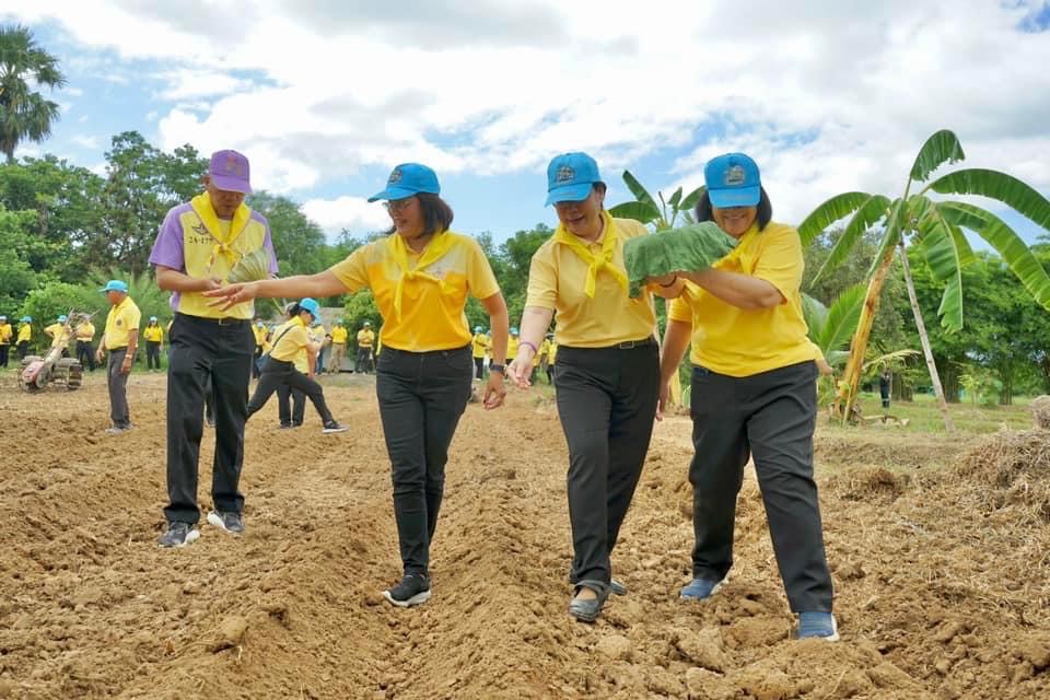หัวหน้าผู้ตรวจราชการกรม เป็นประธานโครงการขยายผลการพัฒนาพื้นที่ต้นแบบการพัฒนาคุณภาพชีวิตตามหลักทฤษฎีใหม่ ประยุกต์สู่ “โคก หนอง นา“ เฉลิมพระเกียรติ พระบาทสมเด็จพระเจ้าอยู่หัว กิจกรรม ”เอามื้อสามัคคี ทำความดี ถวายเป็นพระราชกุศล“ ณ จังหวัดเพชรบุรี