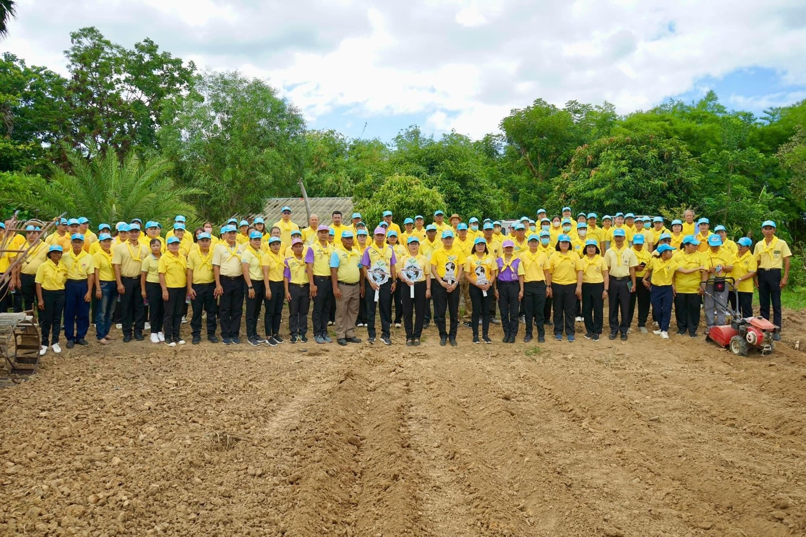 หัวหน้าผู้ตรวจราชการกรม เป็นประธานโครงการขยายผลการพัฒนาพื้นที่ต้นแบบการพัฒนาคุณภาพชีวิตตามหลักทฤษฎีใหม่ ประยุกต์สู่ “โคก หนอง นา“ เฉลิมพระเกียรติ พระบาทสมเด็จพระเจ้าอยู่หัว กิจกรรม ”เอามื้อสามัคคี ทำความดี ถวายเป็นพระราชกุศล“ ณ จังหวัดเพชรบุรี