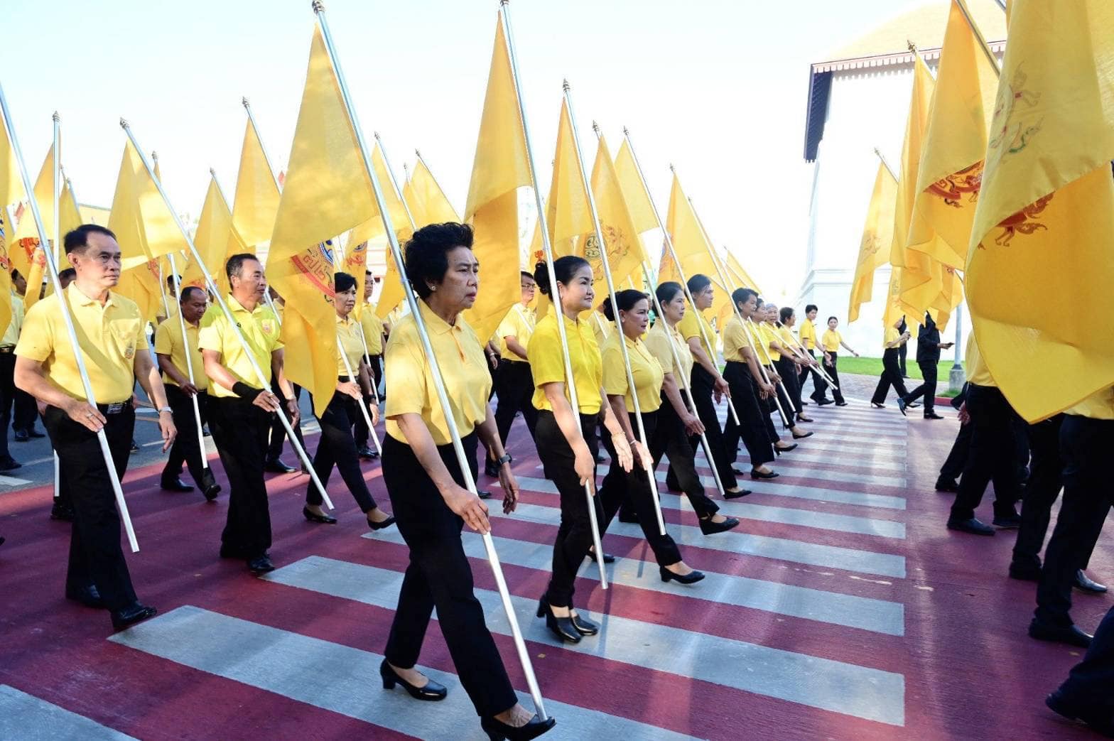 มท.1 นำข้าราชการและพสกนิกรร่วมถวายพระพรชัยมงคลพระบาทสมเด็จพระเจ้าอยู่หัว ด้วยขบวนธงตราสัญลักษณ์พระราชพิธีมหามงคลเฉลิมพระชนมพรรษา กว่า 1,500 คน หลอมรวมทุกดวงใจของคนไทย ประกาศก้องพลังแห่งความจงรักภักดี จากทั่วถิ่นแคว้นแดนไทยสู่กระทรวงมหาดไทย”