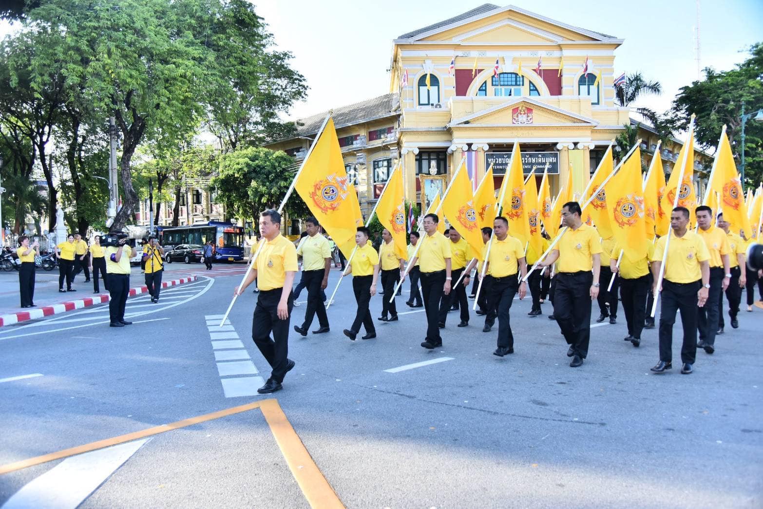 มท.1 นำข้าราชการและพสกนิกรร่วมถวายพระพรชัยมงคลพระบาทสมเด็จพระเจ้าอยู่หัว ด้วยขบวนธงตราสัญลักษณ์พระราชพิธีมหามงคลเฉลิมพระชนมพรรษา กว่า 1,500 คน หลอมรวมทุกดวงใจของคนไทย ประกาศก้องพลังแห่งความจงรักภักดี จากทั่วถิ่นแคว้นแดนไทยสู่กระทรวงมหาดไทย”