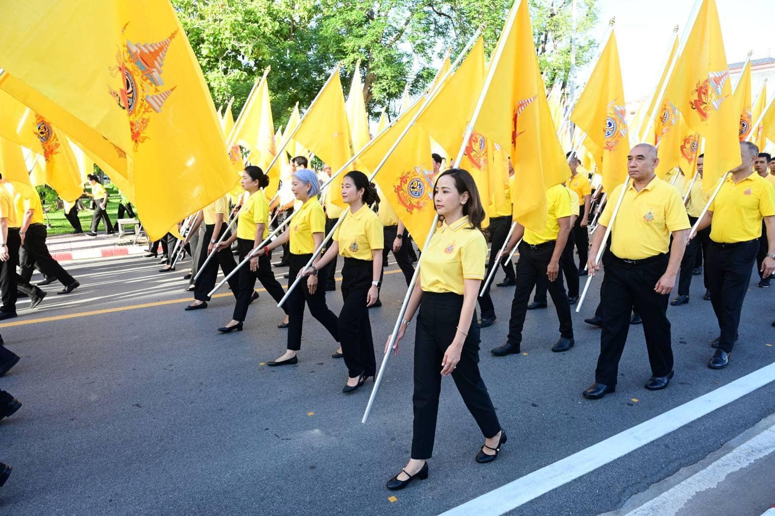 มท.1 นำข้าราชการและพสกนิกรร่วมถวายพระพรชัยมงคลพระบาทสมเด็จพระเจ้าอยู่หัว ด้วยขบวนธงตราสัญลักษณ์พระราชพิธีมหามงคลเฉลิมพระชนมพรรษา กว่า 1,500 คน หลอมรวมทุกดวงใจของคนไทย ประกาศก้องพลังแห่งความจงรักภักดี จากทั่วถิ่นแคว้นแดนไทยสู่กระทรวงมหาดไทย”