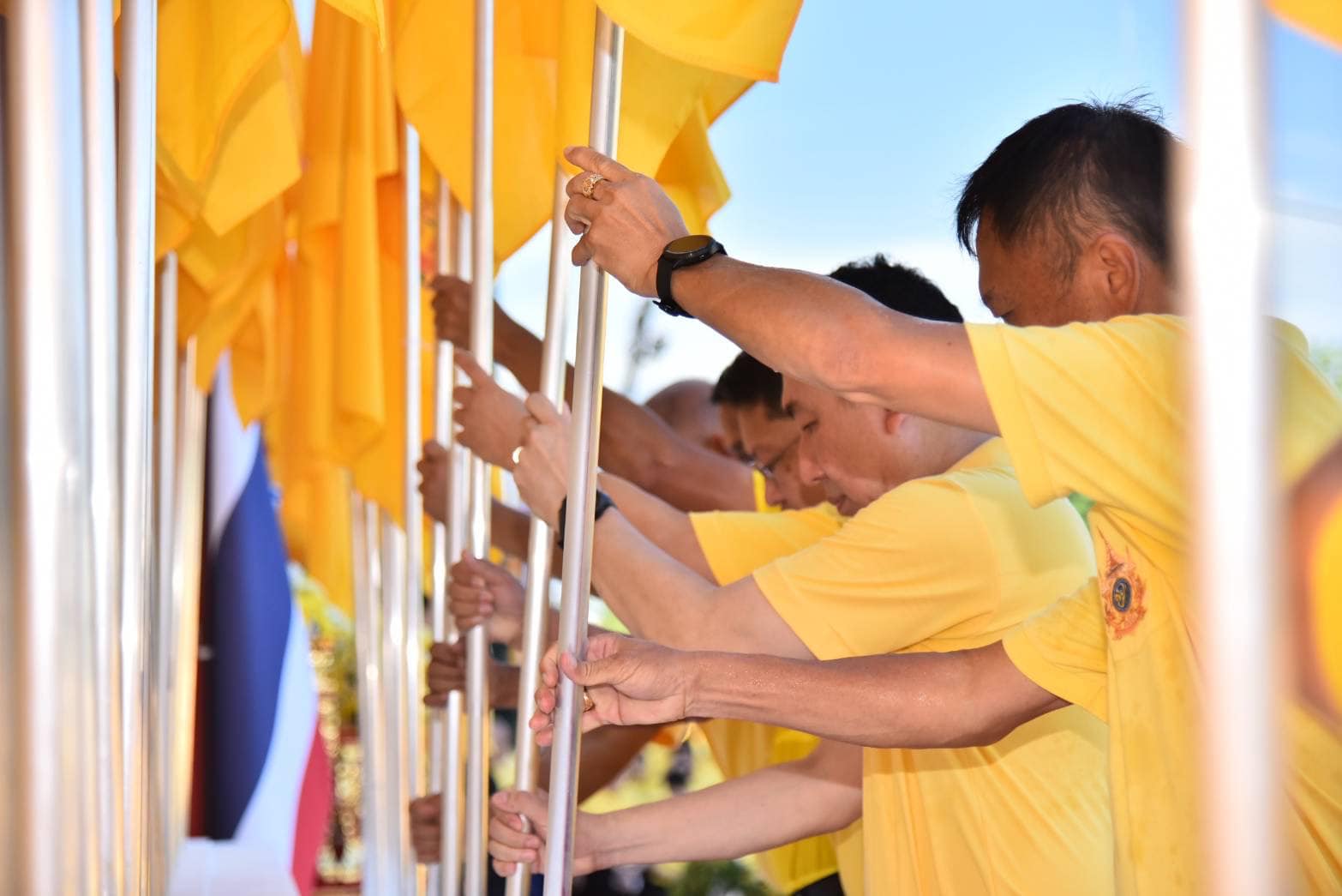 มท.1 นำข้าราชการและพสกนิกรร่วมถวายพระพรชัยมงคลพระบาทสมเด็จพระเจ้าอยู่หัว ด้วยขบวนธงตราสัญลักษณ์พระราชพิธีมหามงคลเฉลิมพระชนมพรรษา กว่า 1,500 คน หลอมรวมทุกดวงใจของคนไทย ประกาศก้องพลังแห่งความจงรักภักดี จากทั่วถิ่นแคว้นแดนไทยสู่กระทรวงมหาดไทย”