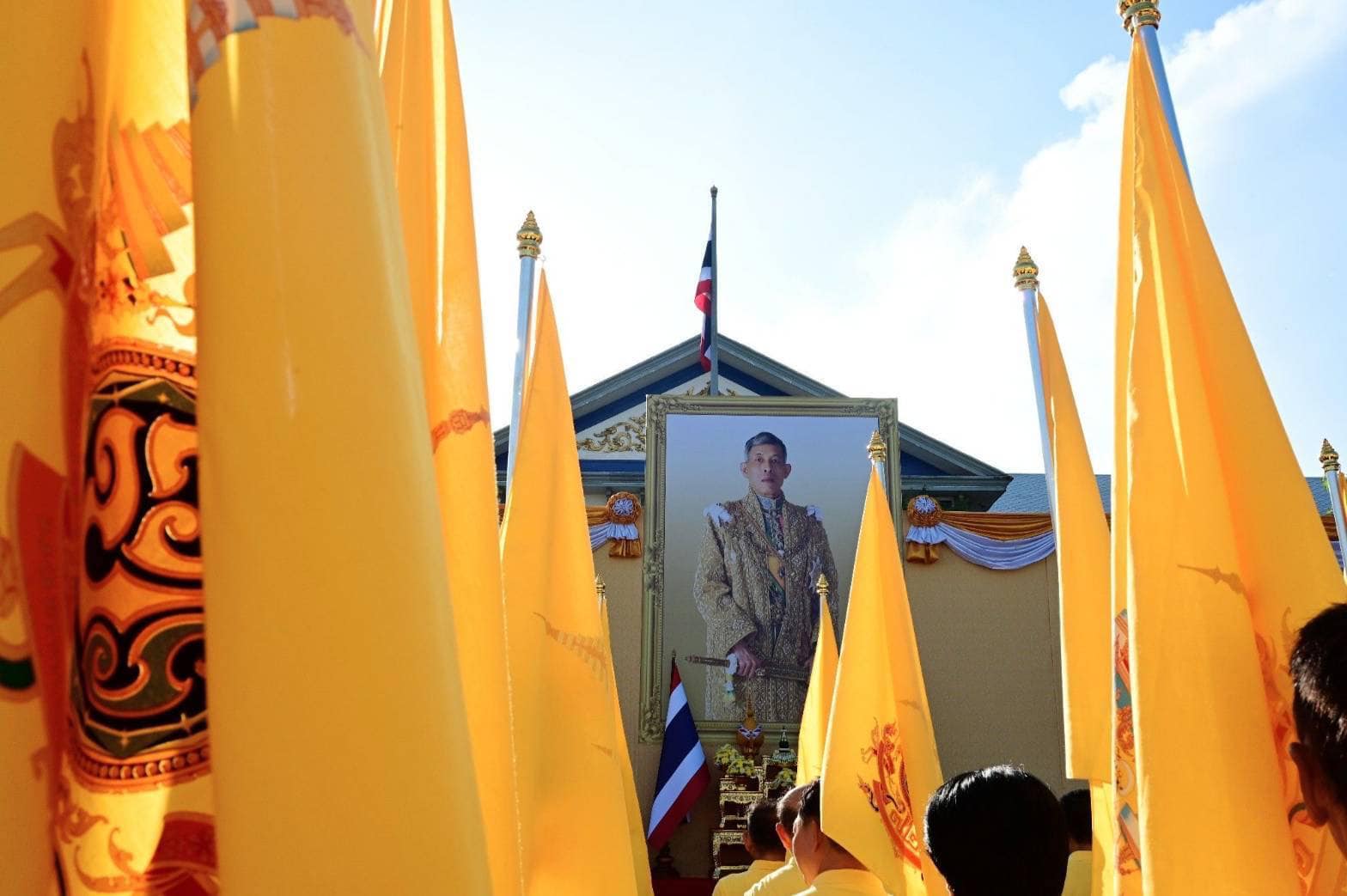 มท.1 นำข้าราชการและพสกนิกรร่วมถวายพระพรชัยมงคลพระบาทสมเด็จพระเจ้าอยู่หัว ด้วยขบวนธงตราสัญลักษณ์พระราชพิธีมหามงคลเฉลิมพระชนมพรรษา กว่า 1,500 คน หลอมรวมทุกดวงใจของคนไทย ประกาศก้องพลังแห่งความจงรักภักดี จากทั่วถิ่นแคว้นแดนไทยสู่กระทรวงมหาดไทย”