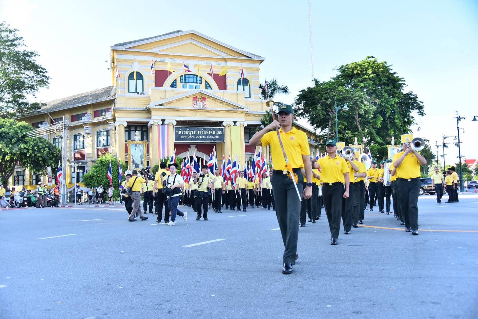 มท.1 นำข้าราชการและพสกนิกรร่วมถวายพระพรชัยมงคลพระบาทสมเด็จพระเจ้าอยู่หัว ด้วยขบวนธงตราสัญลักษณ์พระราชพิธีมหามงคลเฉลิมพระชนมพรรษา กว่า 1,500 คน หลอมรวมทุกดวงใจของคนไทย ประกาศก้องพลังแห่งความจงรักภักดี จากทั่วถิ่นแคว้นแดนไทยสู่กระทรวงมหาดไทย”