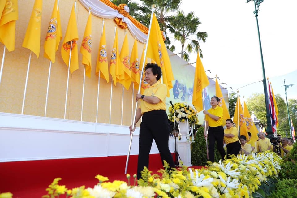 มท.1 นำข้าราชการและพสกนิกรร่วมถวายพระพรชัยมงคลพระบาทสมเด็จพระเจ้าอยู่หัว ด้วยขบวนธงตราสัญลักษณ์พระราชพิธีมหามงคลเฉลิมพระชนมพรรษา กว่า 1,500 คน หลอมรวมทุกดวงใจของคนไทย ประกาศก้องพลังแห่งความจงรักภักดี จากทั่วถิ่นแคว้นแดนไทยสู่กระทรวงมหาดไทย”